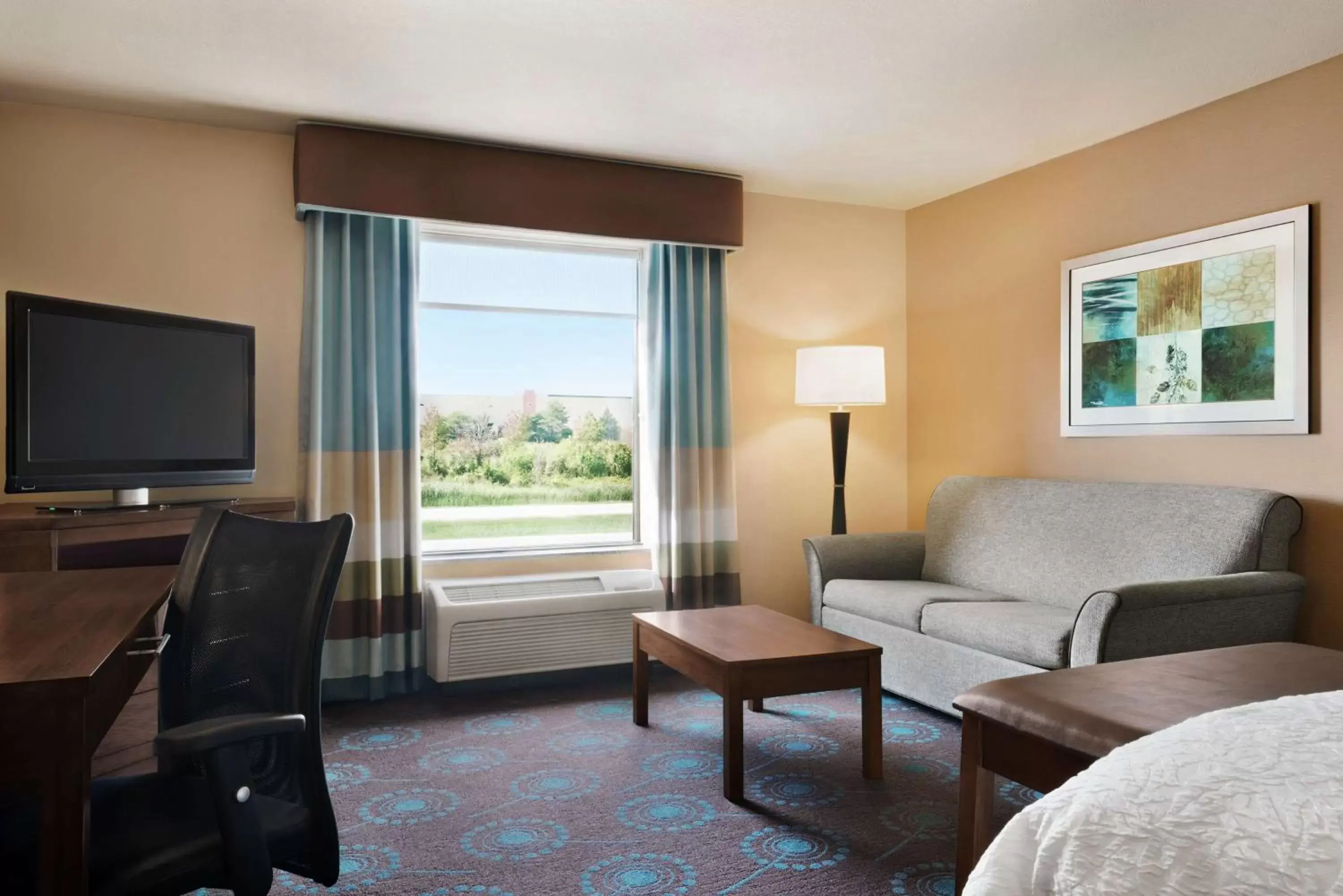 King Room with Sofa Bed and Bath Tub - Non-Smoking in Hampton Inn & Suites Grafton King Room with Sofa Bed and Bath Tub - Non-Smoking in Hampton Inn & Suites Grafton