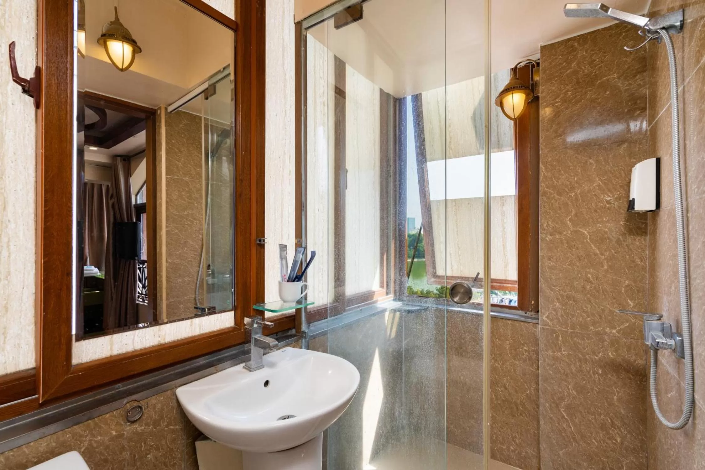 Shower, Bathroom in Artisan Lakeview Hotel