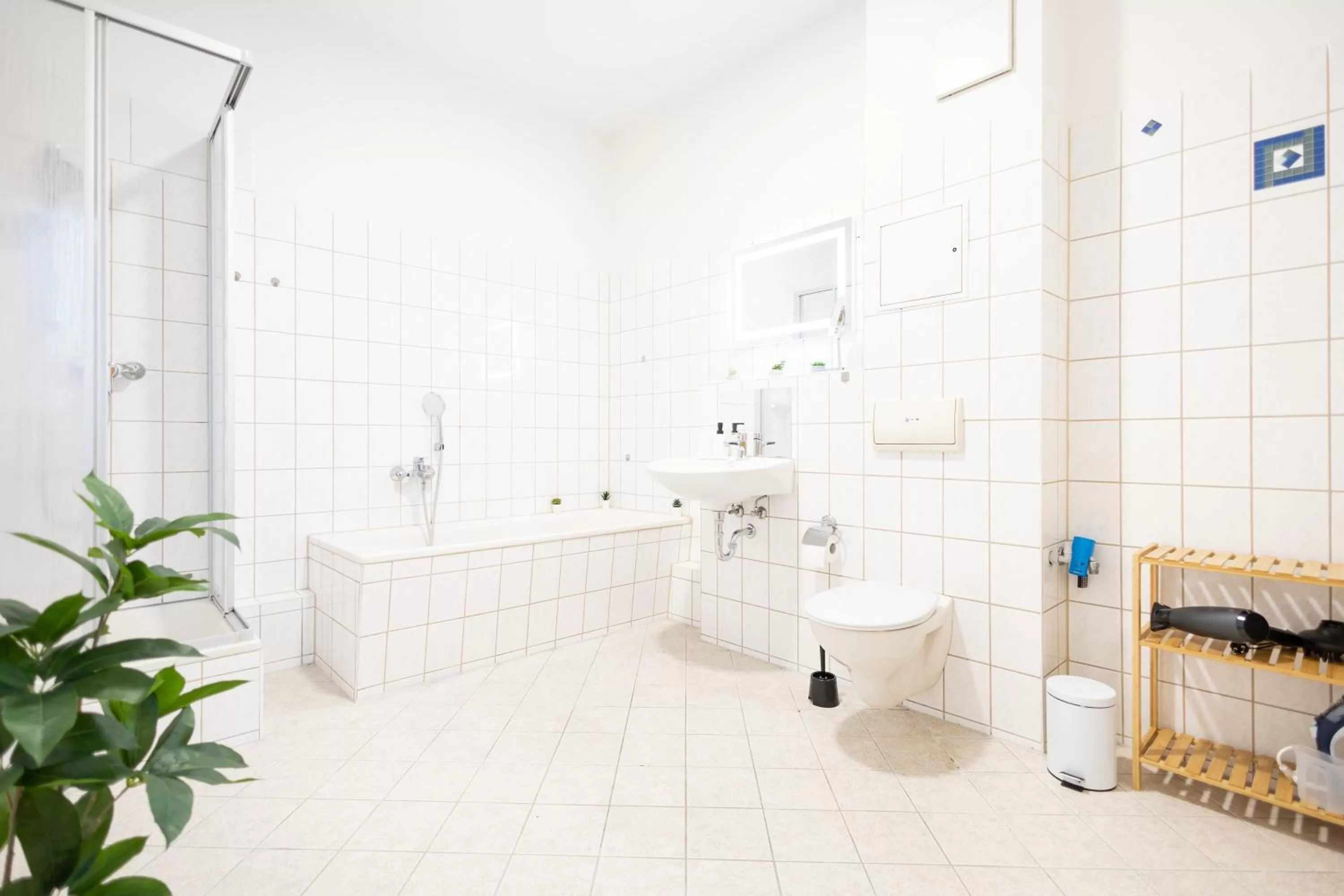 Shower, Bathroom in Ko-Living Space an der Oper - Street Art Design Apartments