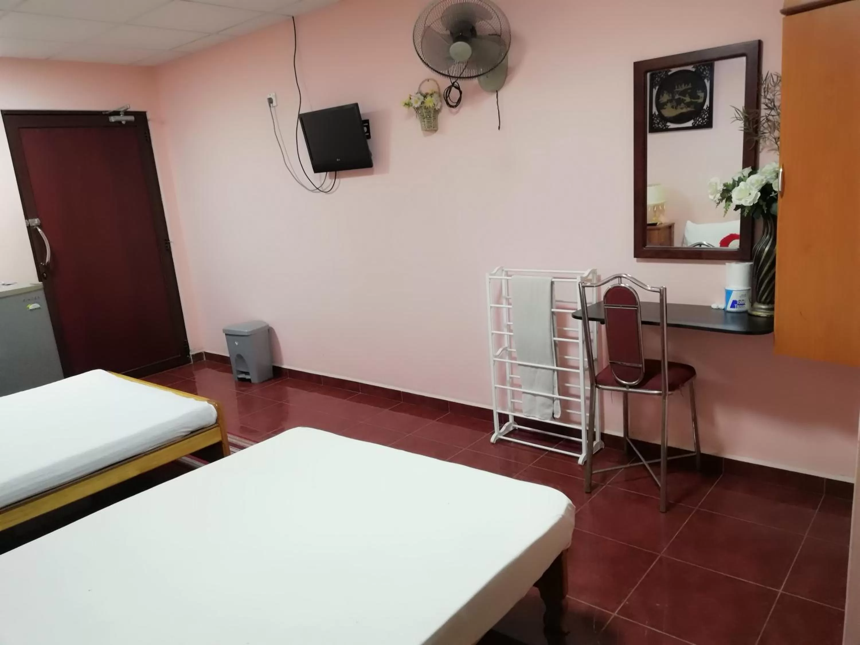 Photo of the whole room, Bed in Sunshine Hotel