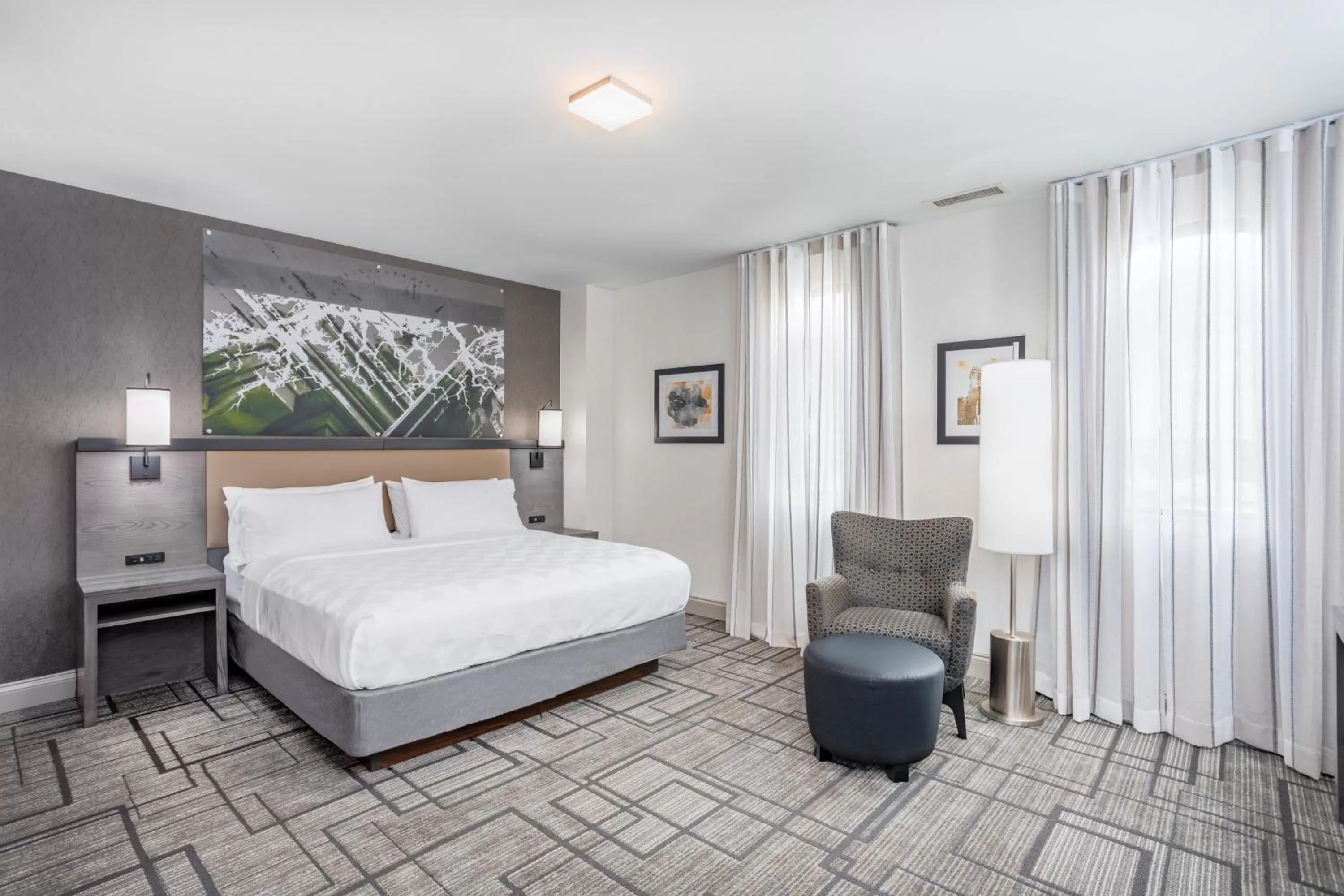 Photo of the whole room, Bed in Holiday Inn Lafayette-City Centre by IHG