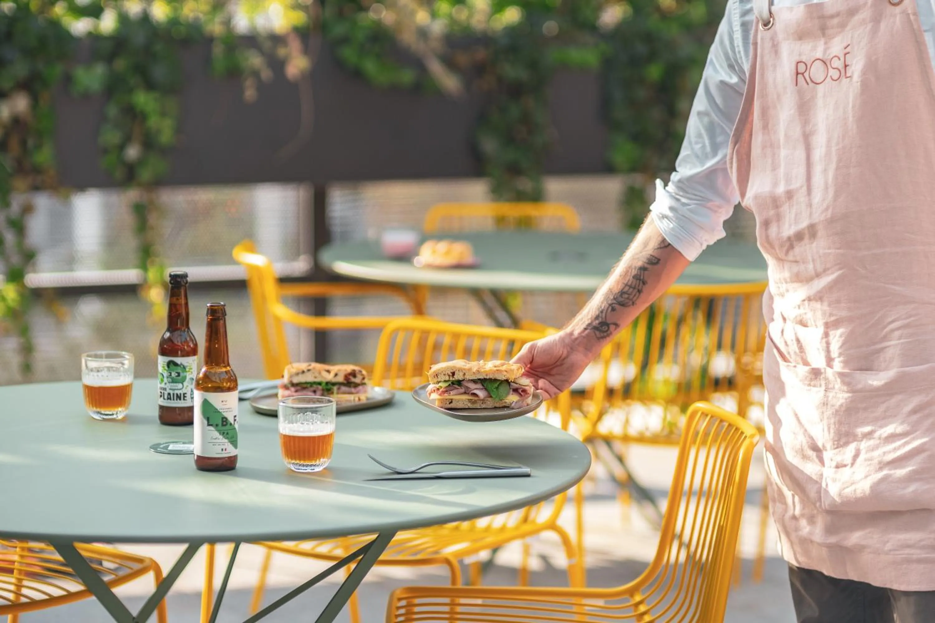 Restaurant/places to eat in Novotel Paris Porte Versailles