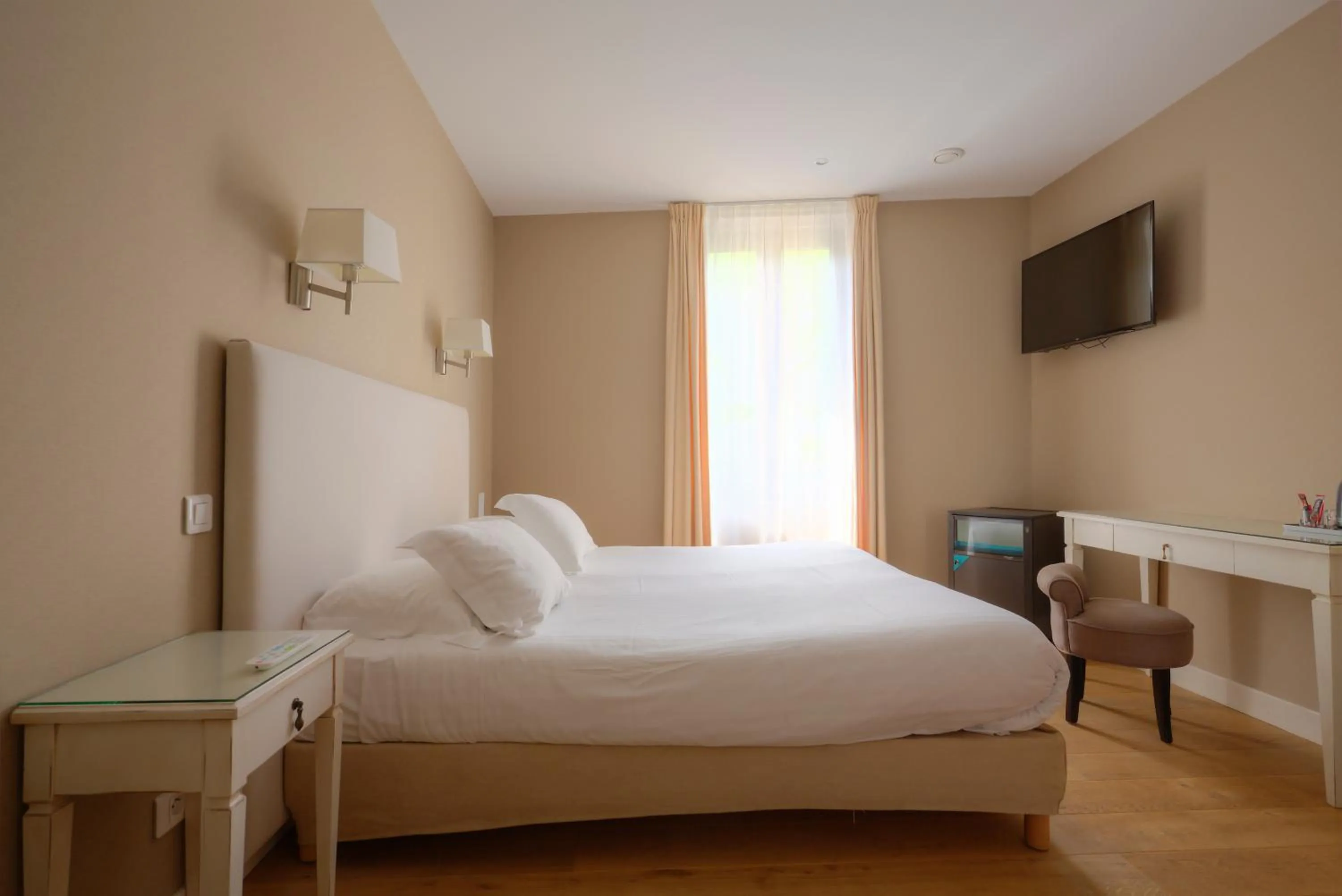 Bed in Hotel Le Renoir