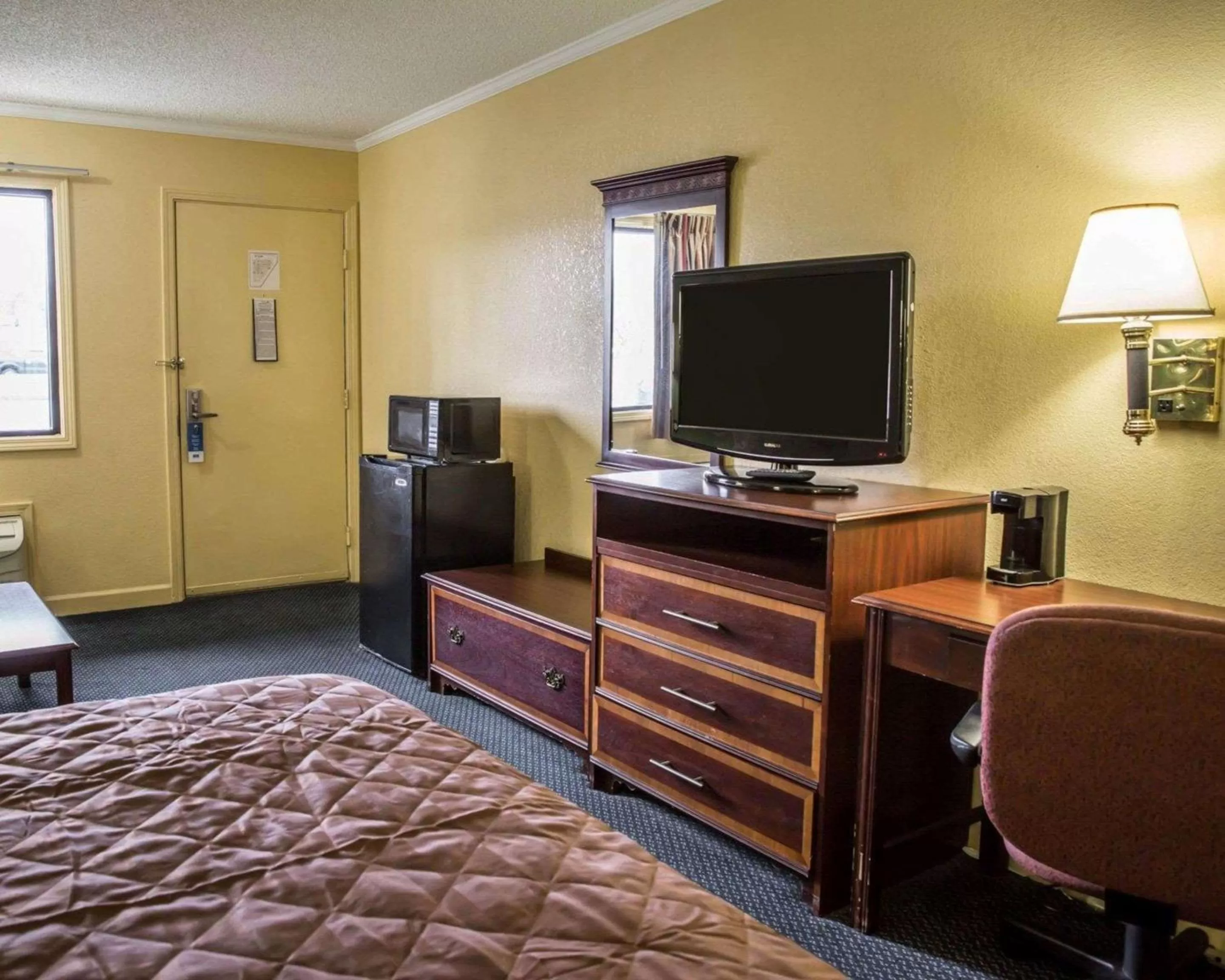 Photo of the whole room, Bed in Rodeway Inn & Suites Plymouth Hwy 64