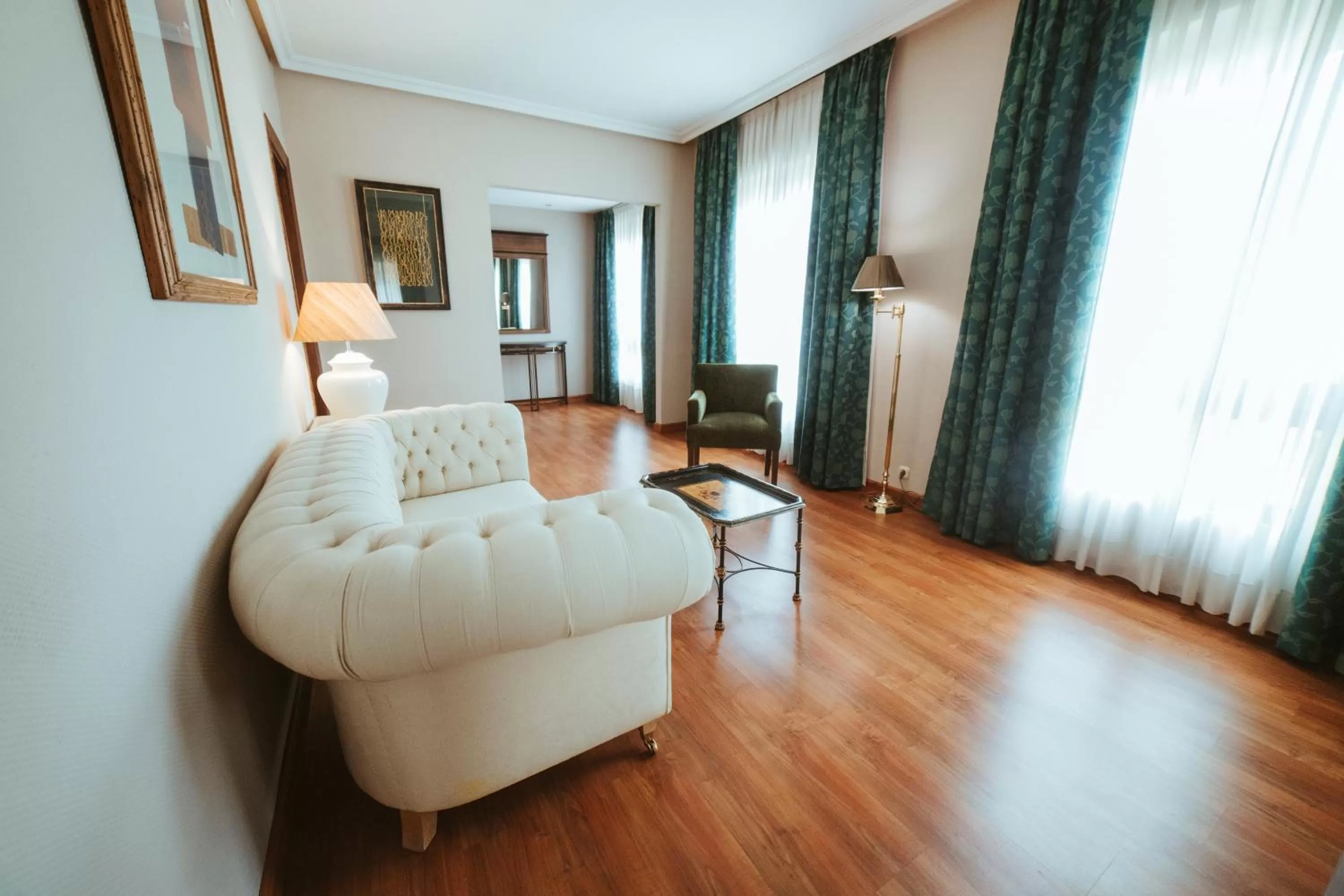 Photo of the whole room, Bed in Barceló León Conde Luna