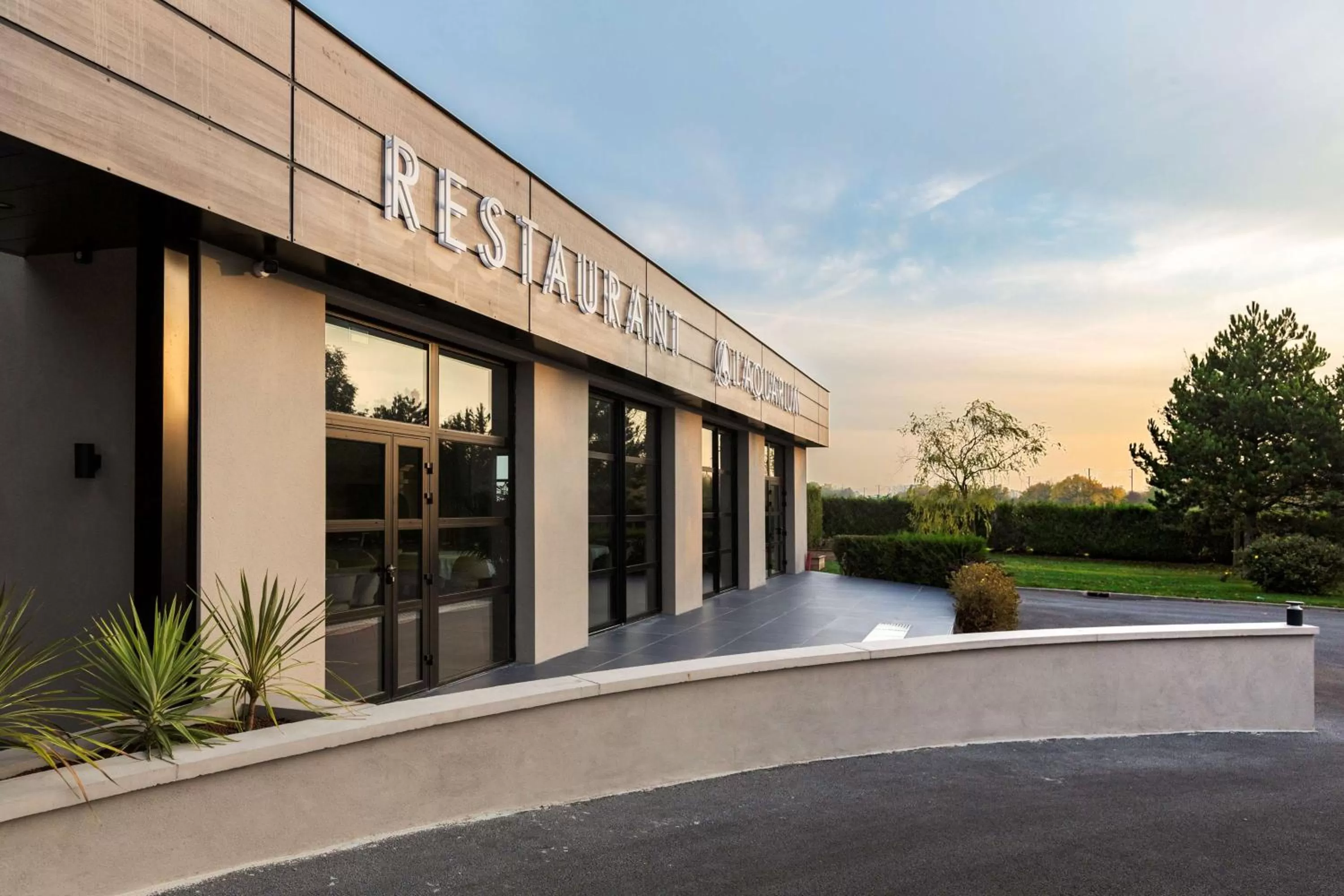 Property building in Best Western L'Aquarium Arras Nord