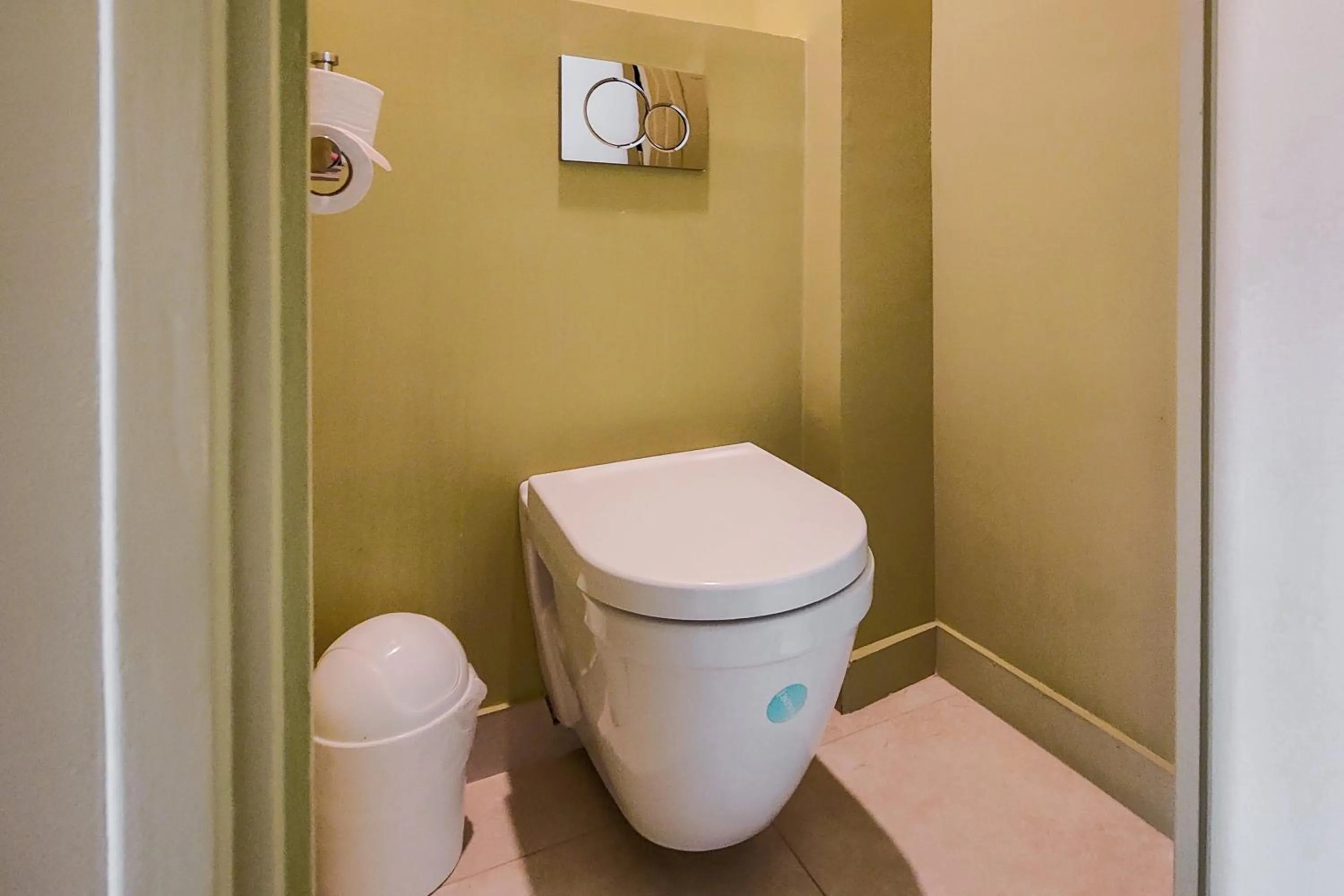 Toilet in Hôtel Du Centre, un hôtel AMMI