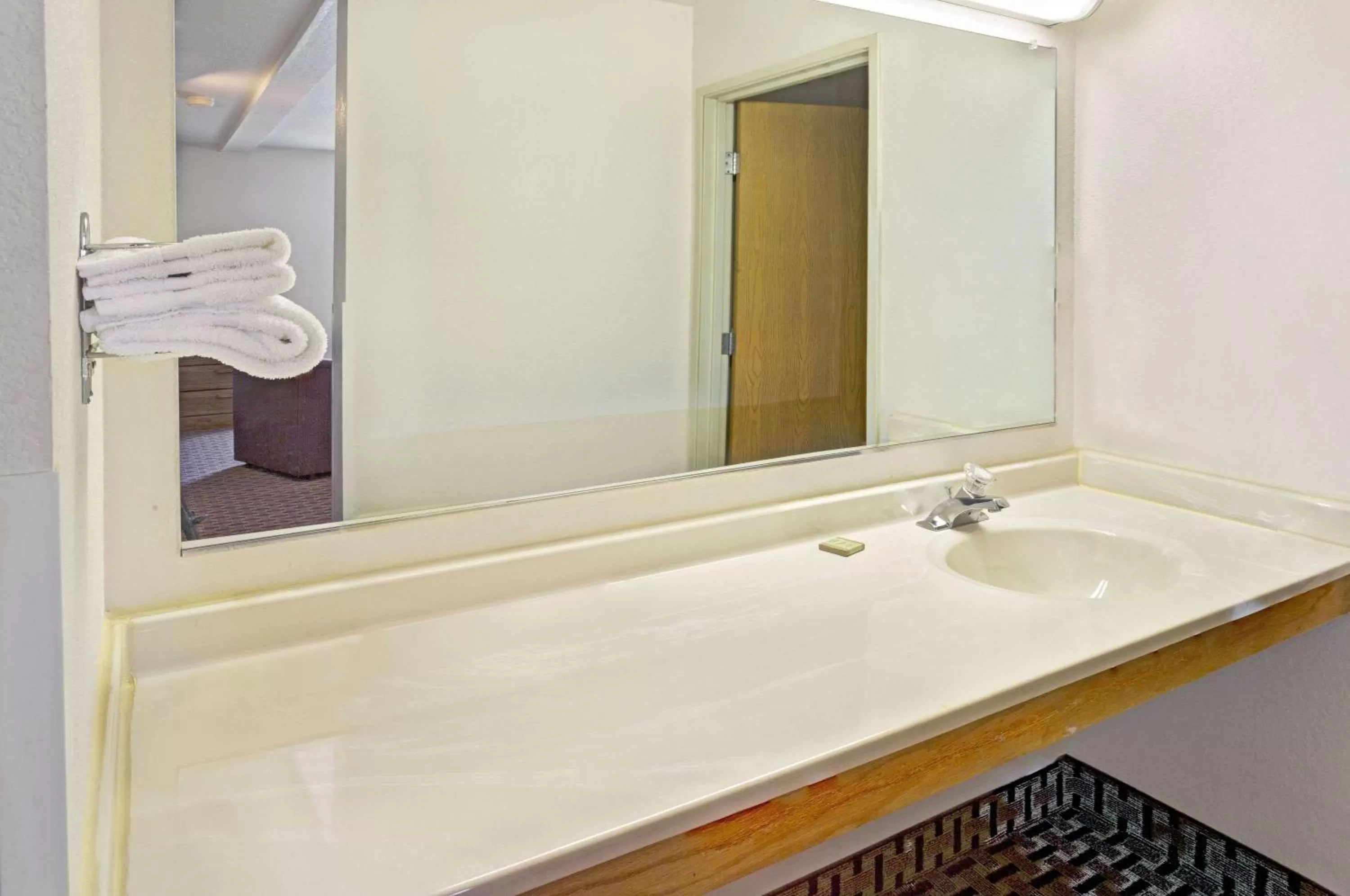 Photo of the whole room in Super 8 by Wyndham Canonsburg/Pittsburgh Area