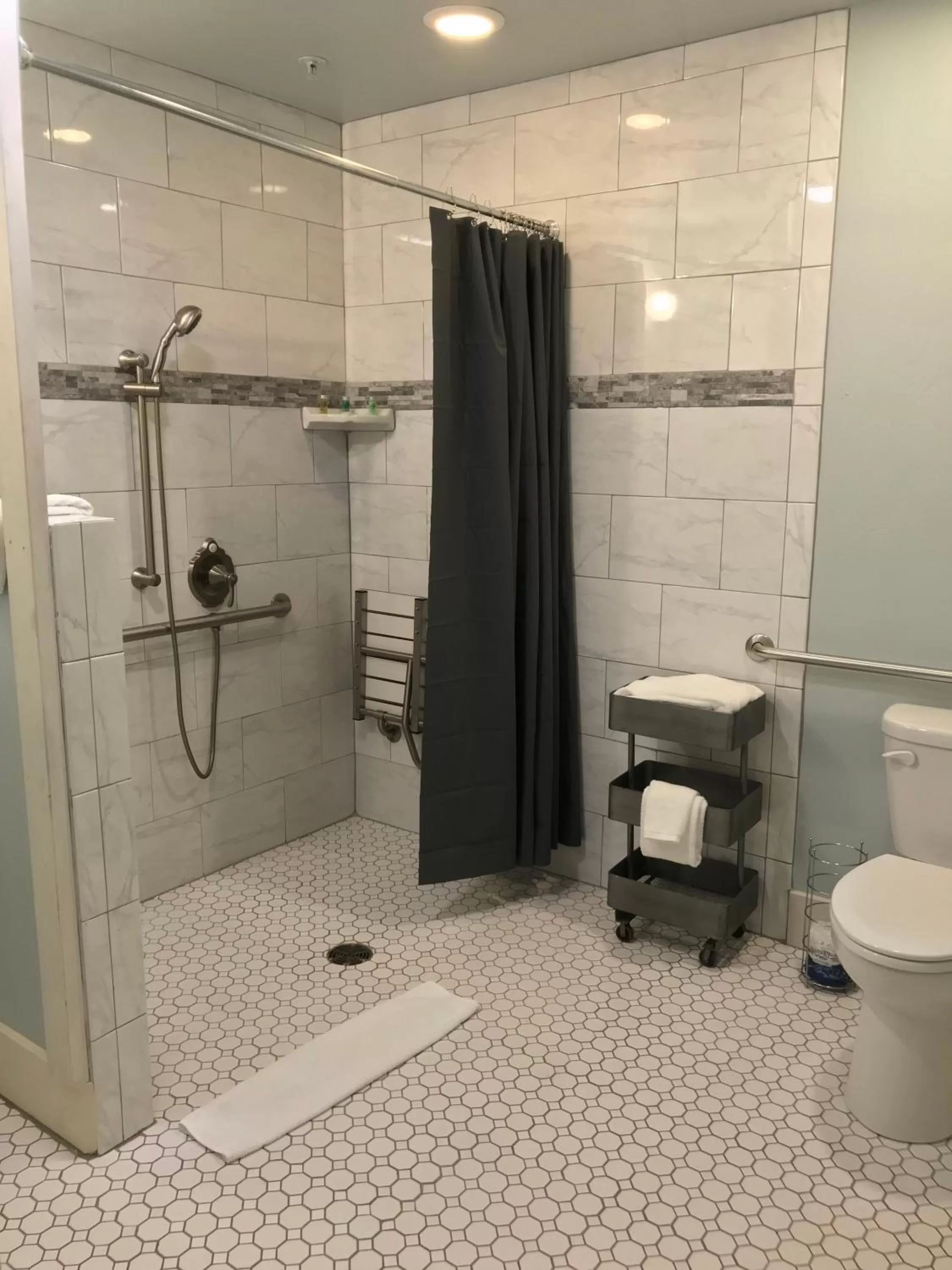 Shower in Hotel Sutter