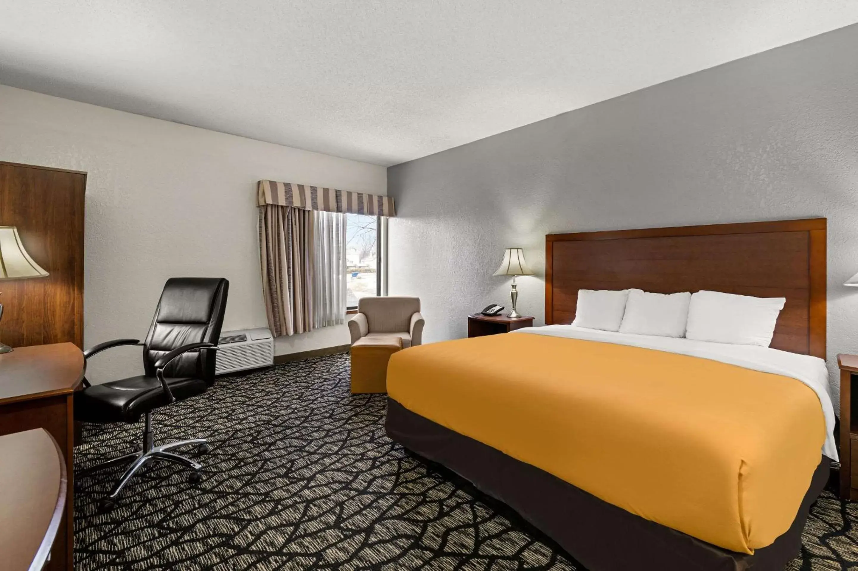 King Room - Non-Smoking in Suburban Studios Kansas City Airport North King Room - Non-Smoking in Suburban Studios Kansas City Airport North