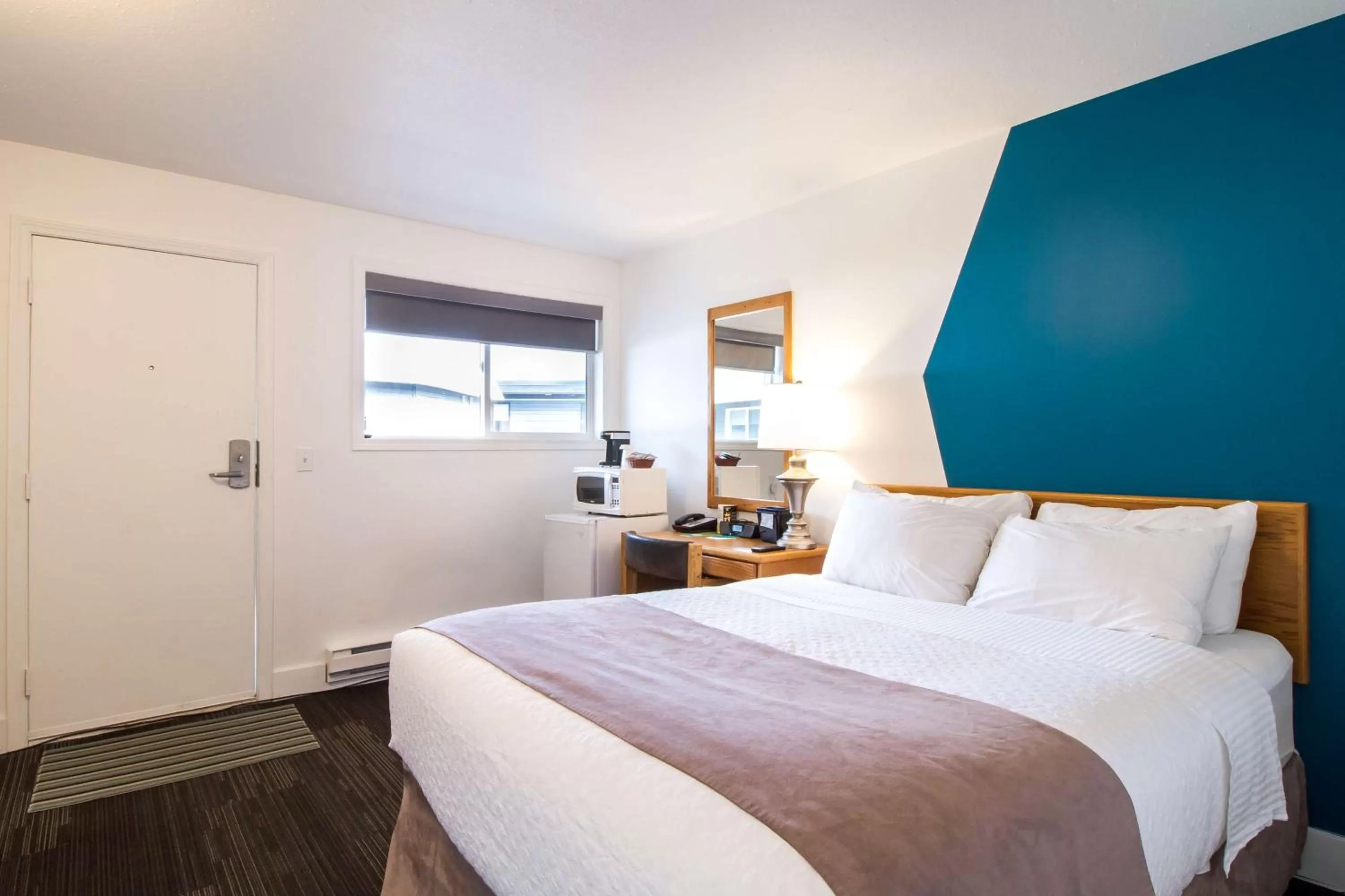 Photo of the whole room, Bed in Stoke Hotel SureStay Collection by Best Western