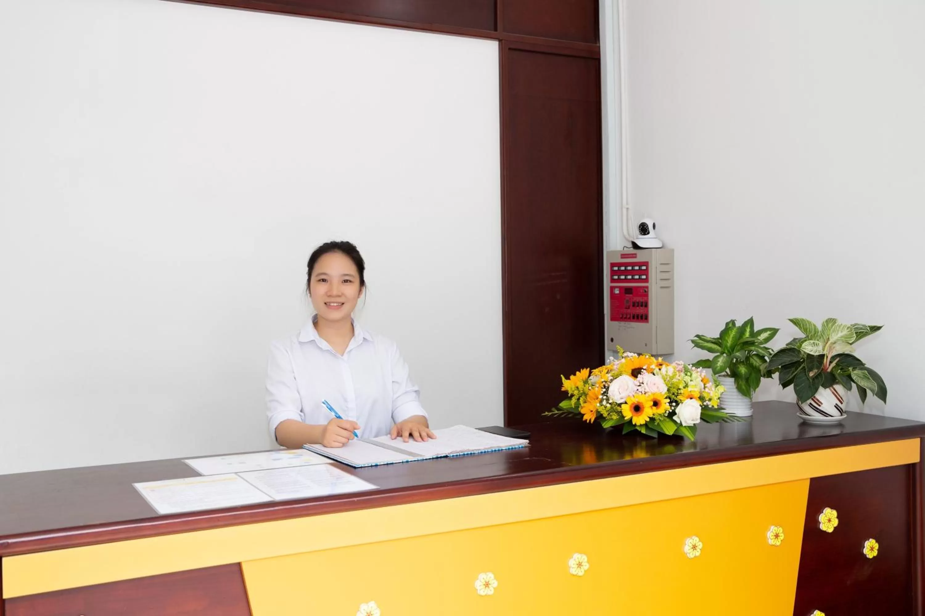 Staff in Hotel Hoa Cúc Phương Dĩ An - Bình Dương