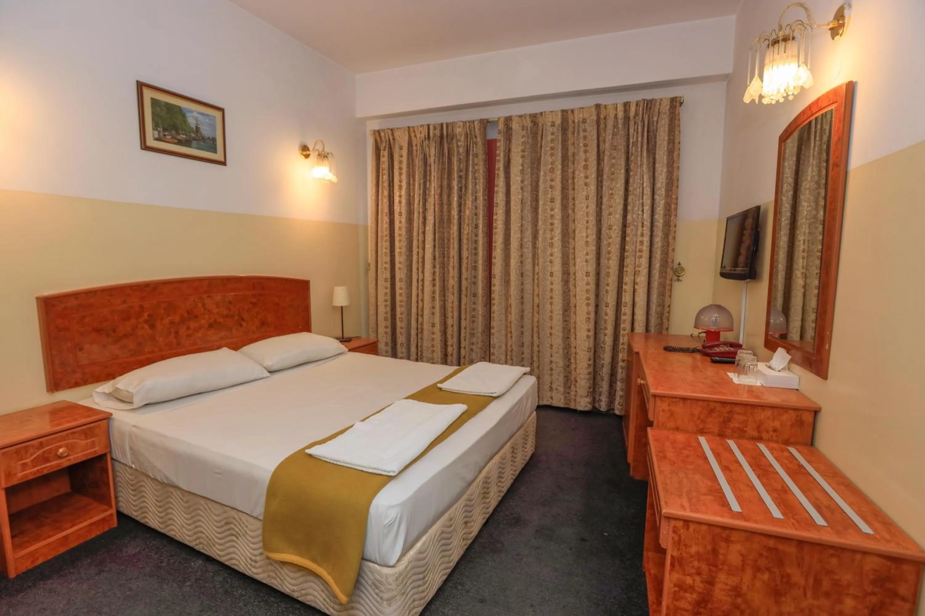 Bedroom in Queens Hotel Next Sabkha Bus Station