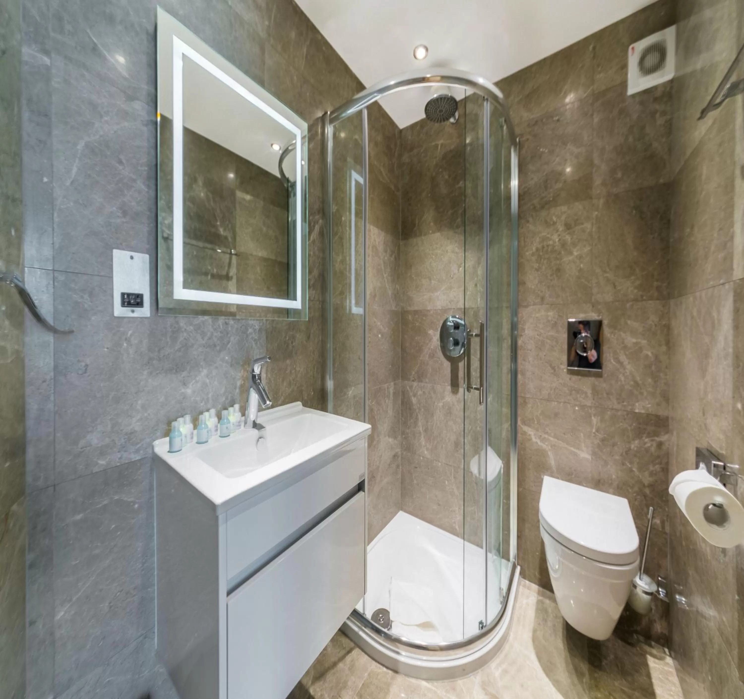 Bathroom in The Lion & Key Hotel