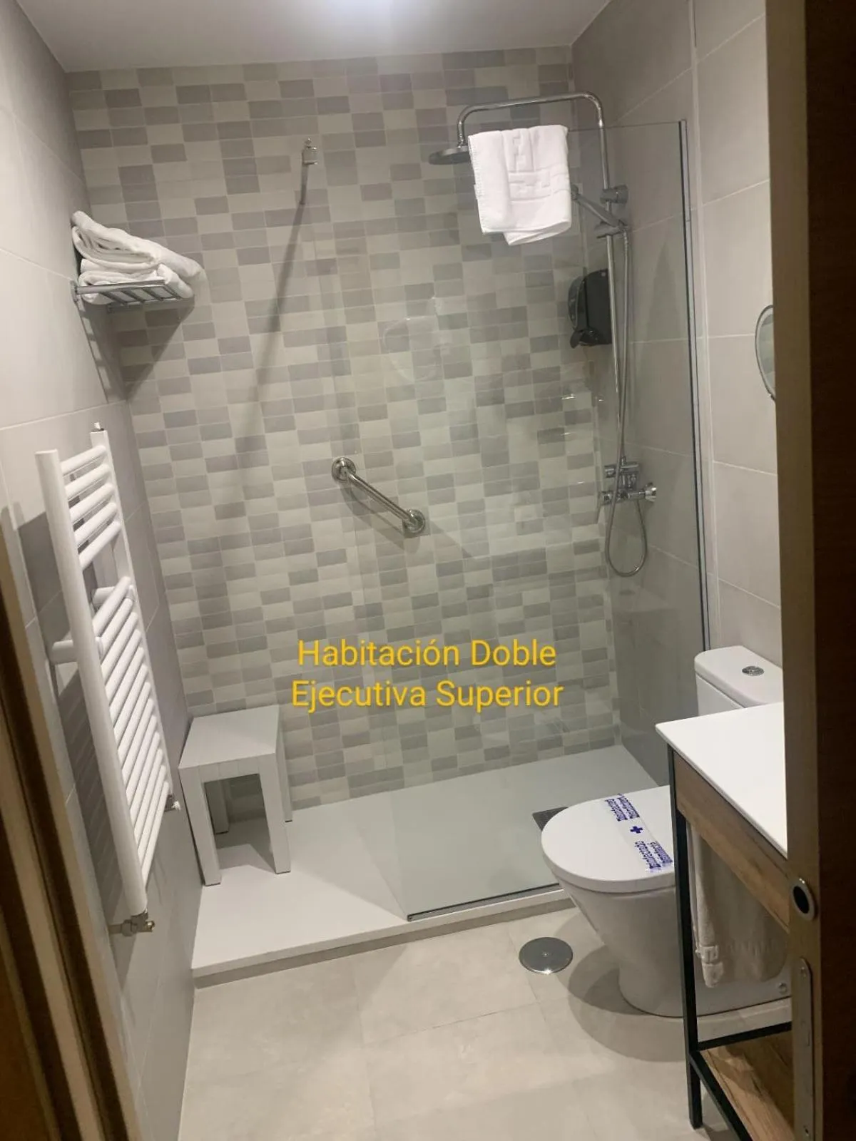 Shower in Hotel Venta Magullo