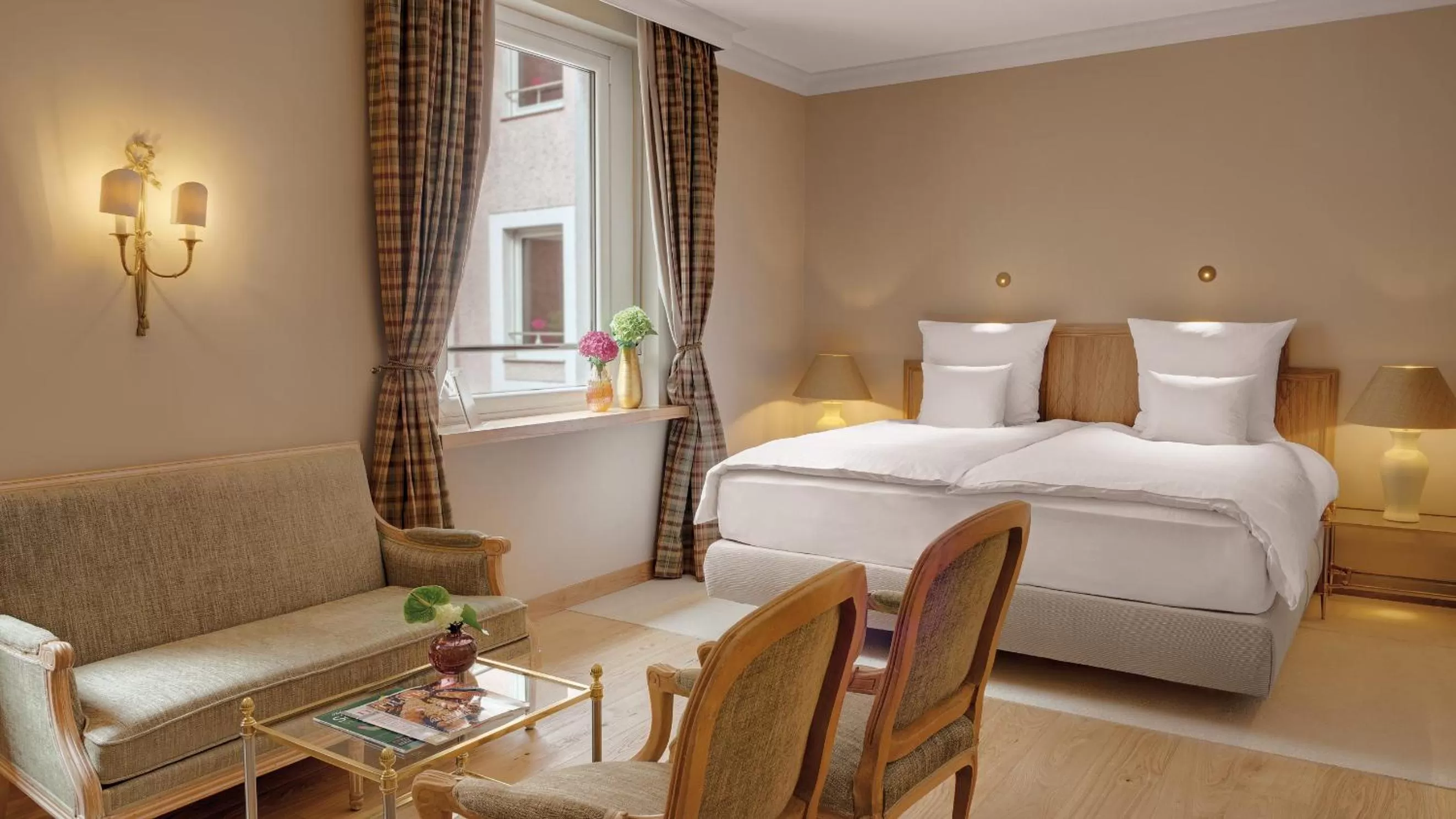 Photo of the whole room, Bed in Excelsior by Geisel