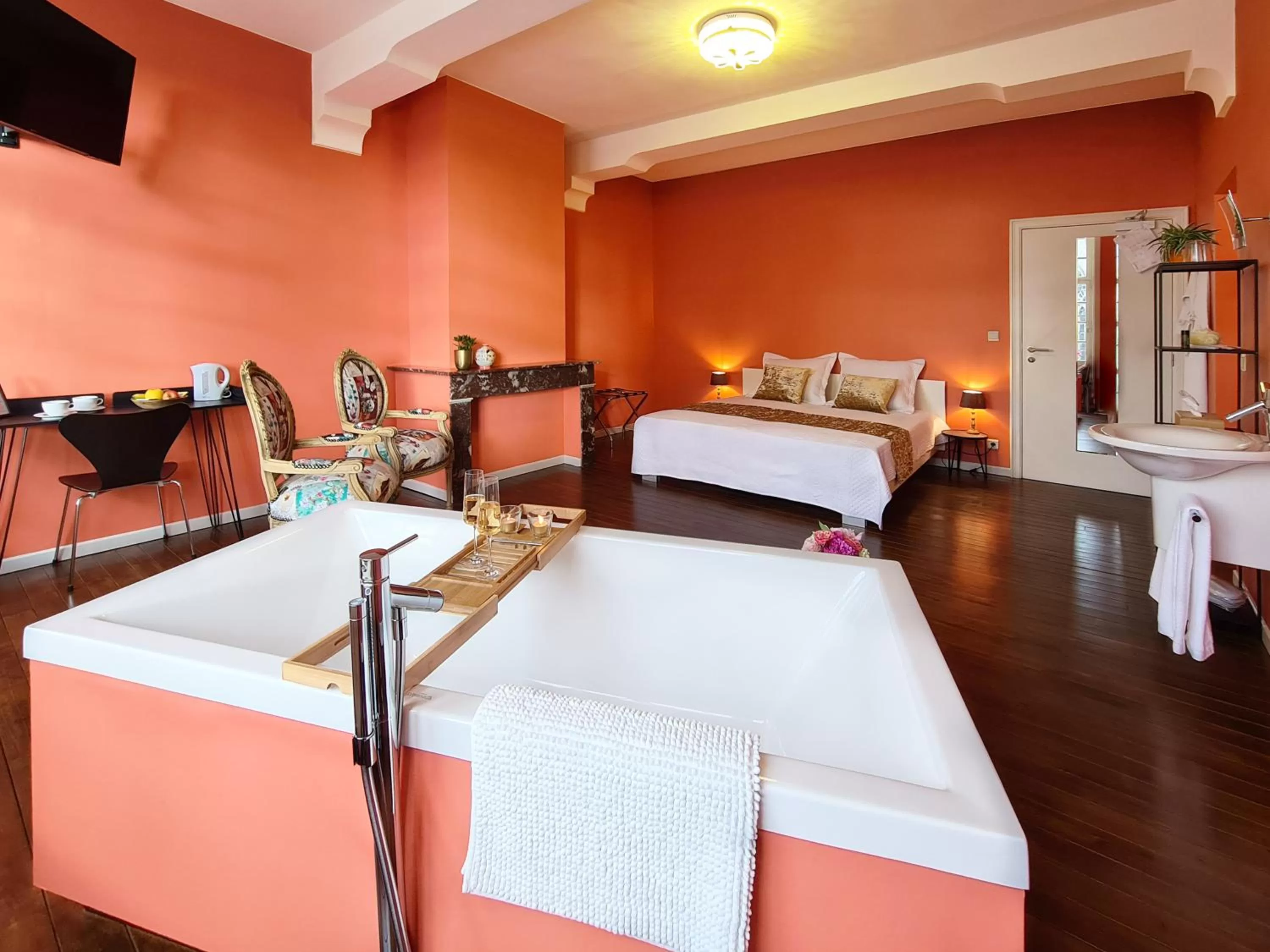 Bathroom, Bed in Hotel Restaurant Steenhuyse