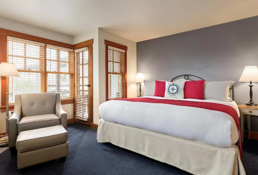 Bed in La Conner Channel Lodge