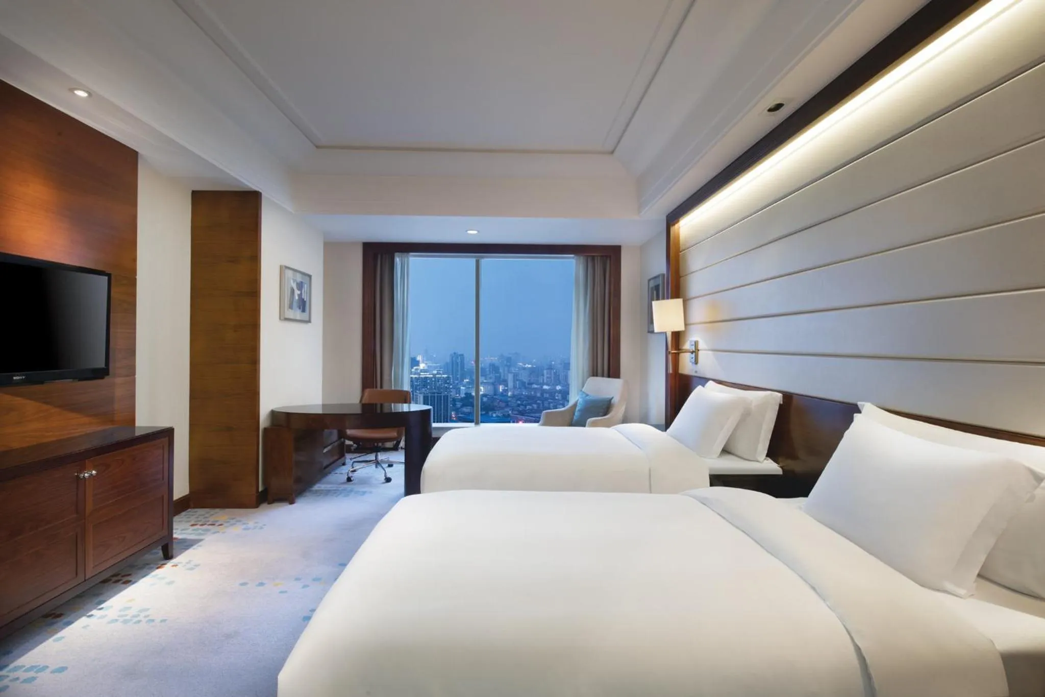 Photo of the whole room, Bed in Crowne Plaza Nanchang Riverside, an IHG Hotel