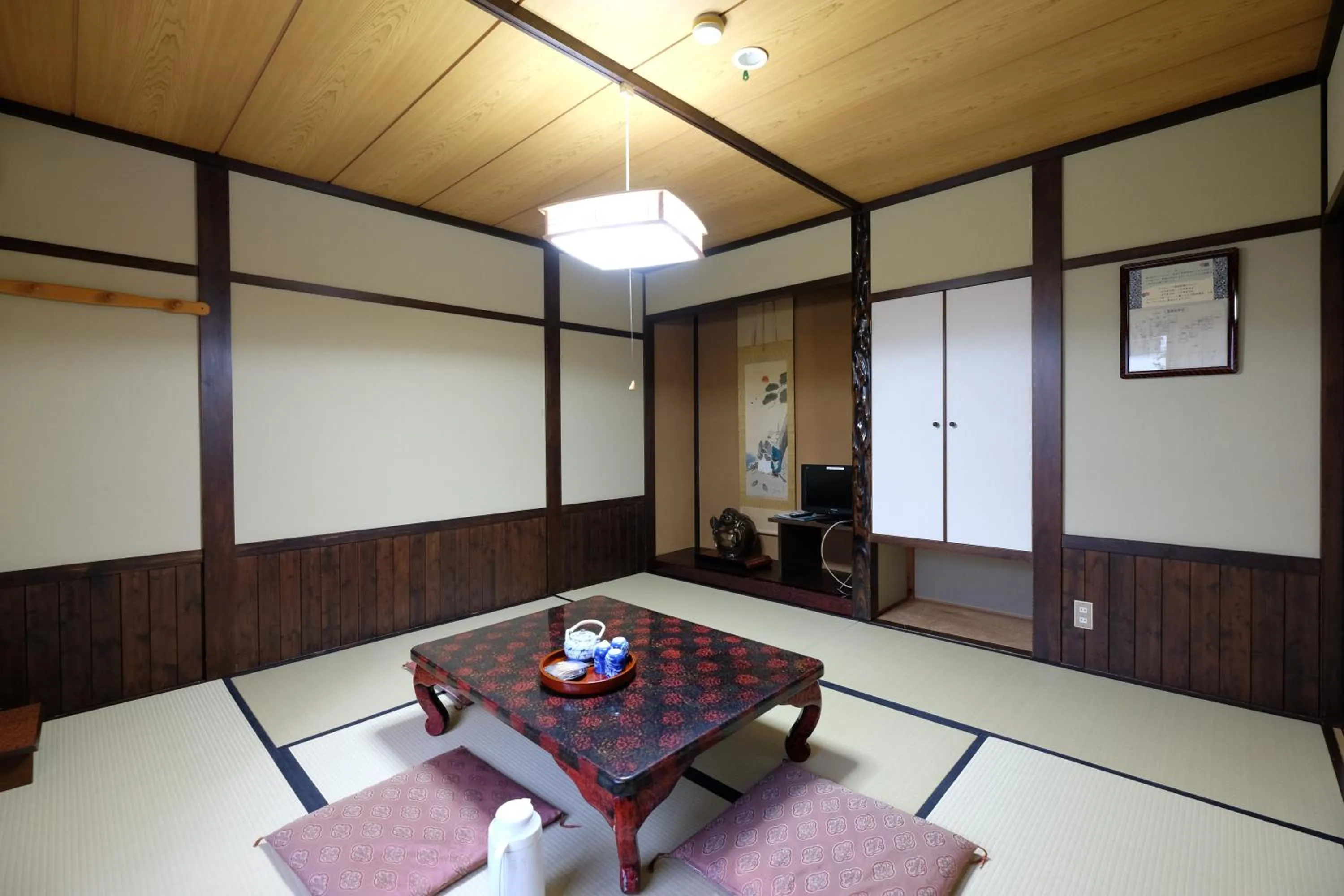 Photo of the whole room in Tsuyukusa