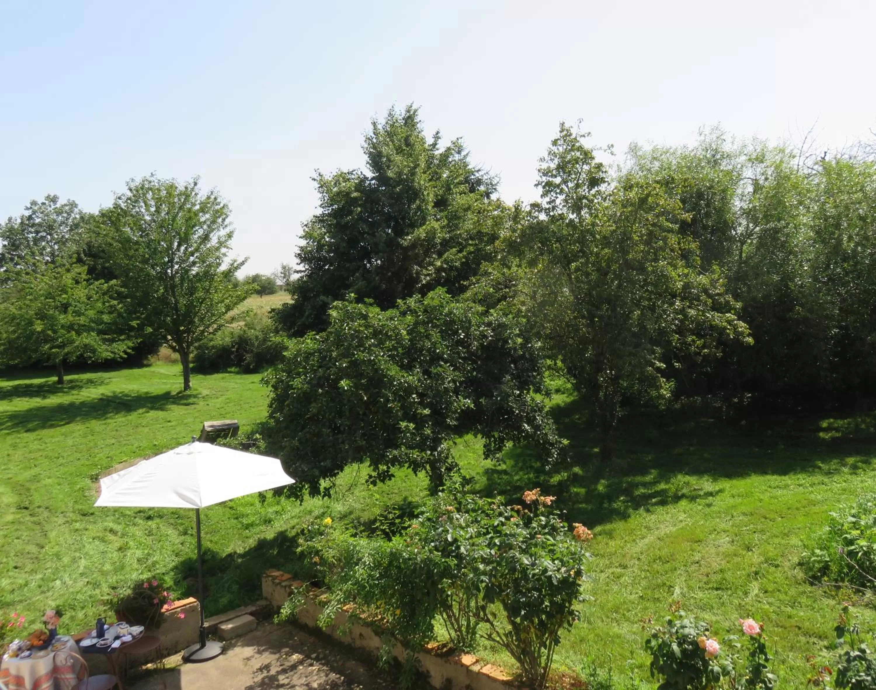 Garden view in Chambres d'Hôtes L’Échappée Belle