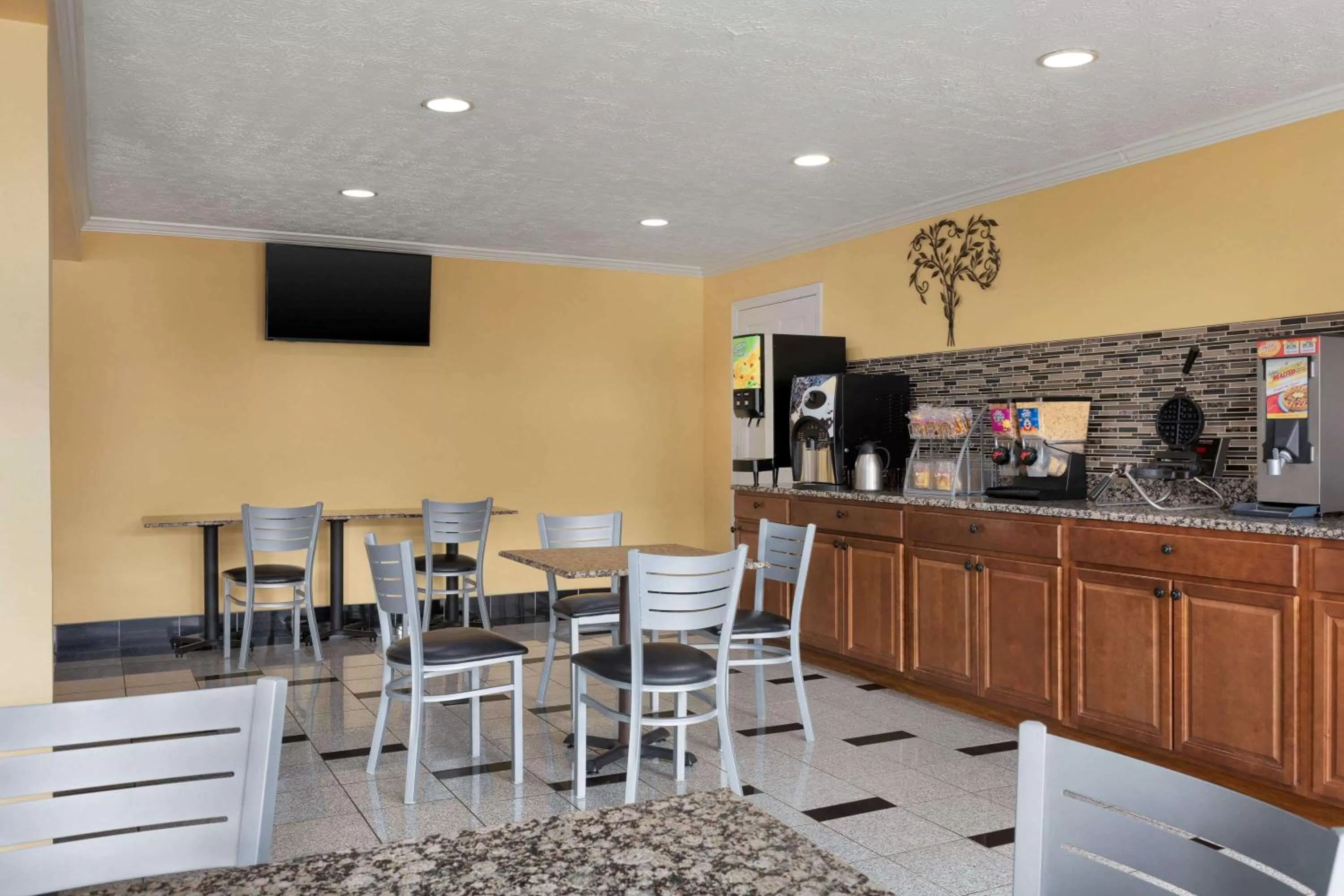 Restaurant/places to eat in Super 8 by Wyndham Whites Creek/ Nashville NW Area