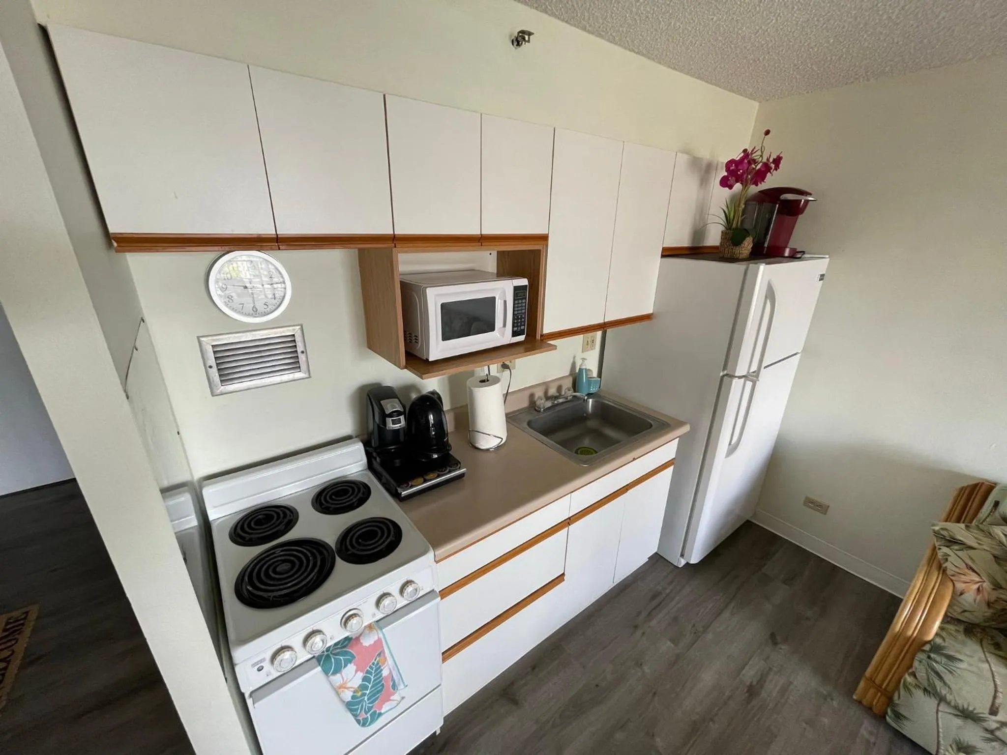 Tropical Studios at Marine Surf Waikiki - FREE PARKING - BEST LOCATION - FULL KITCHEN - SWIMMING POOL