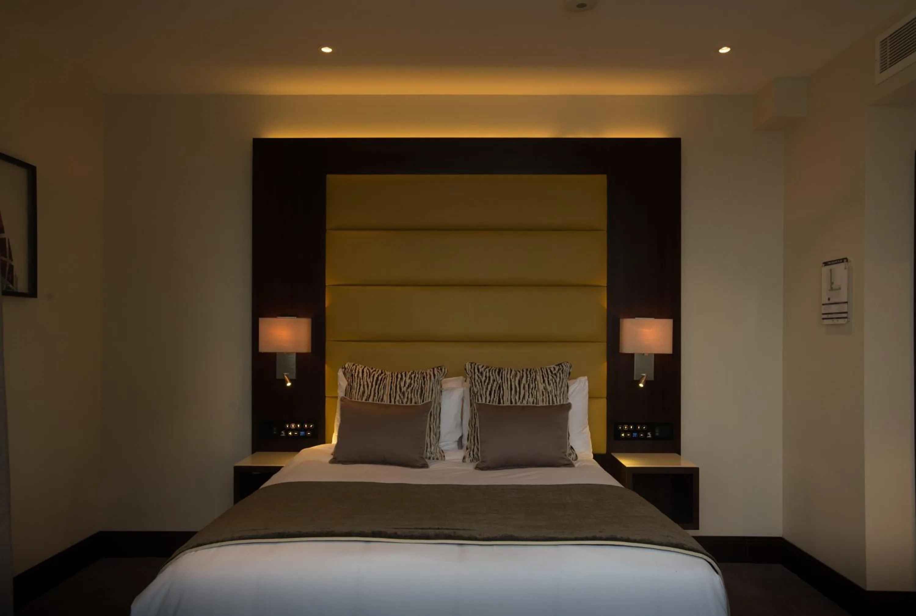 Bedroom, Bed in St George's Hotel - Wembley