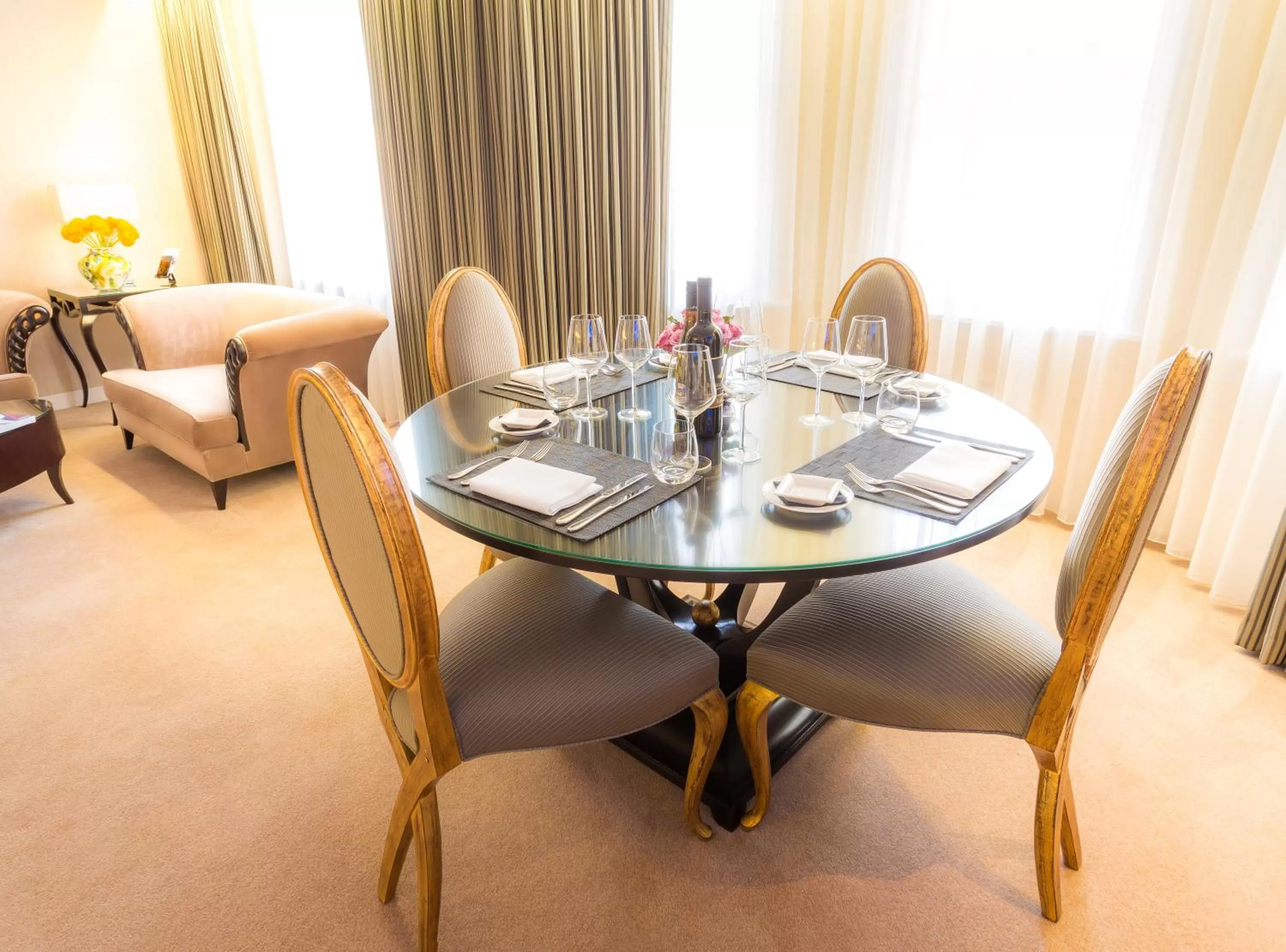 Dining area in Ten Manchester Street Hotel