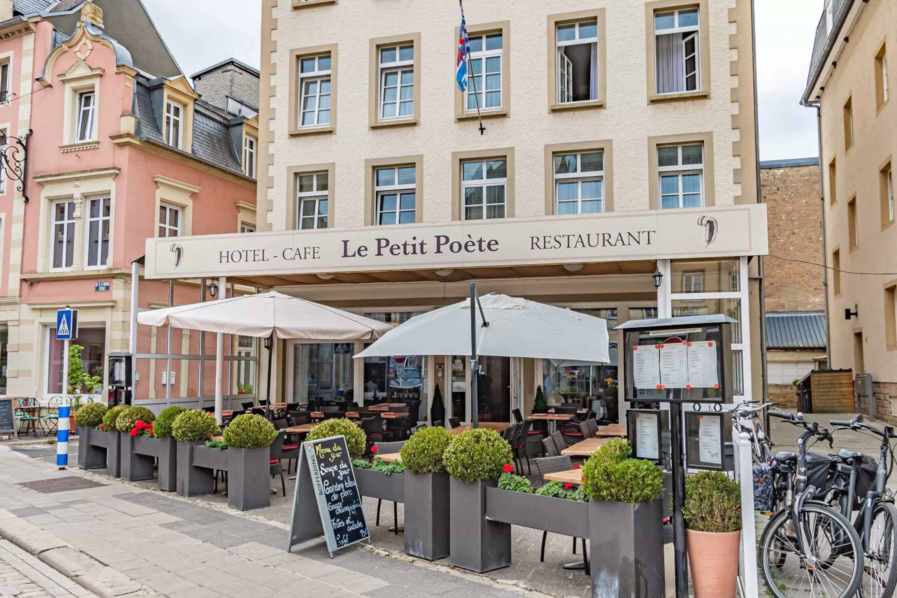 Property building in Hôtel Le Petit Poète