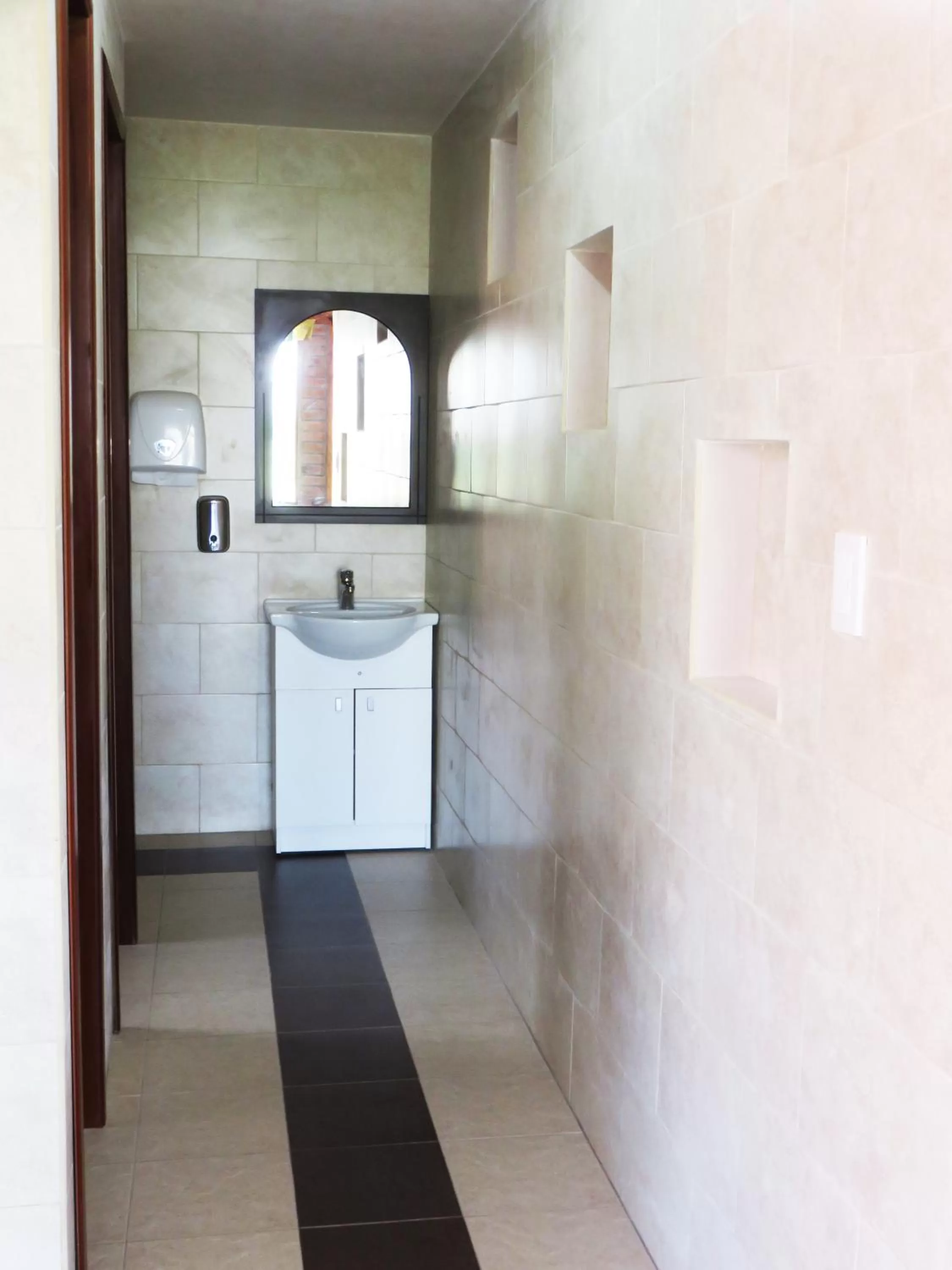 Restaurant/places to eat, Bathroom in Casa del Montañero