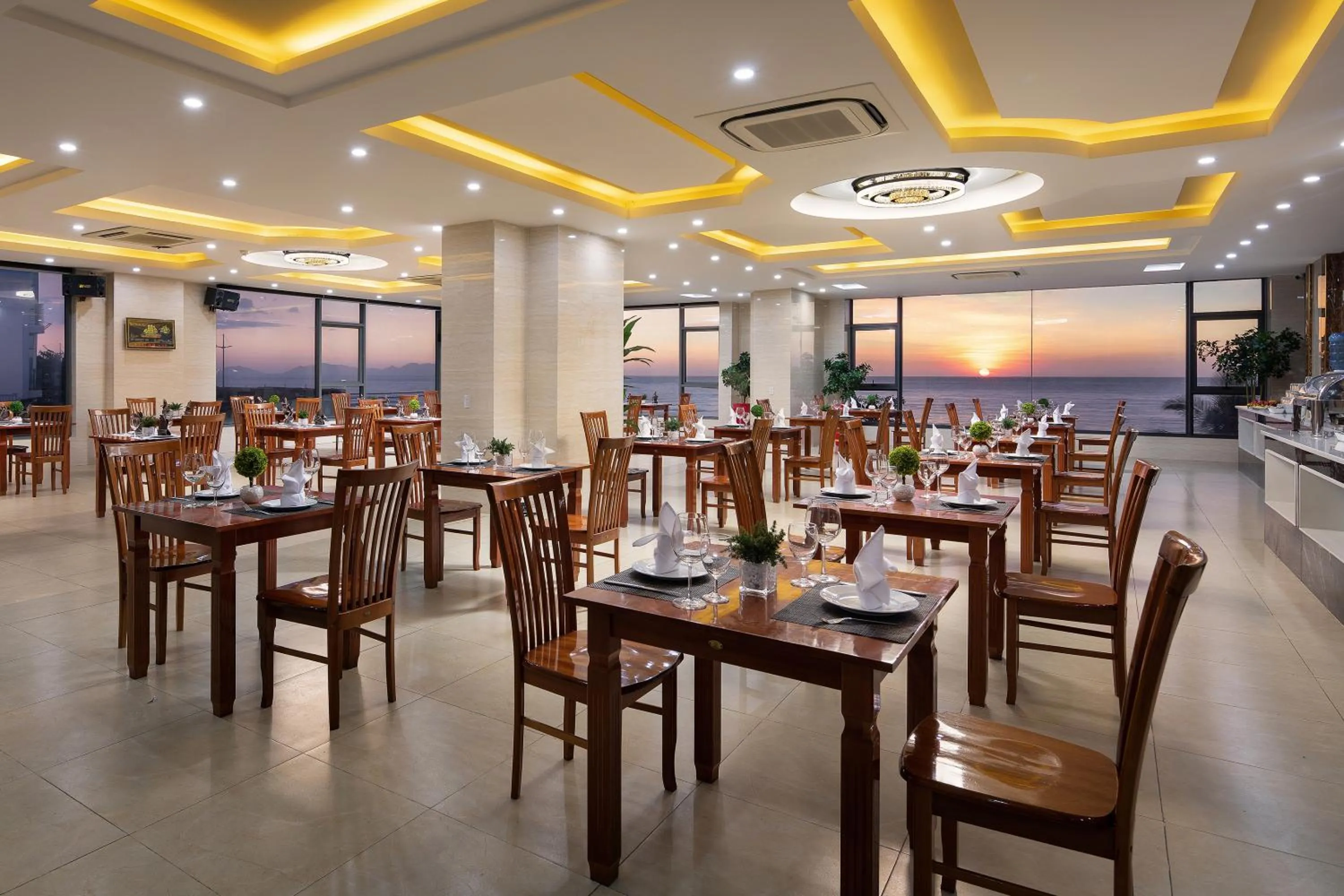 Restaurant/places to eat in Corvin Hotel