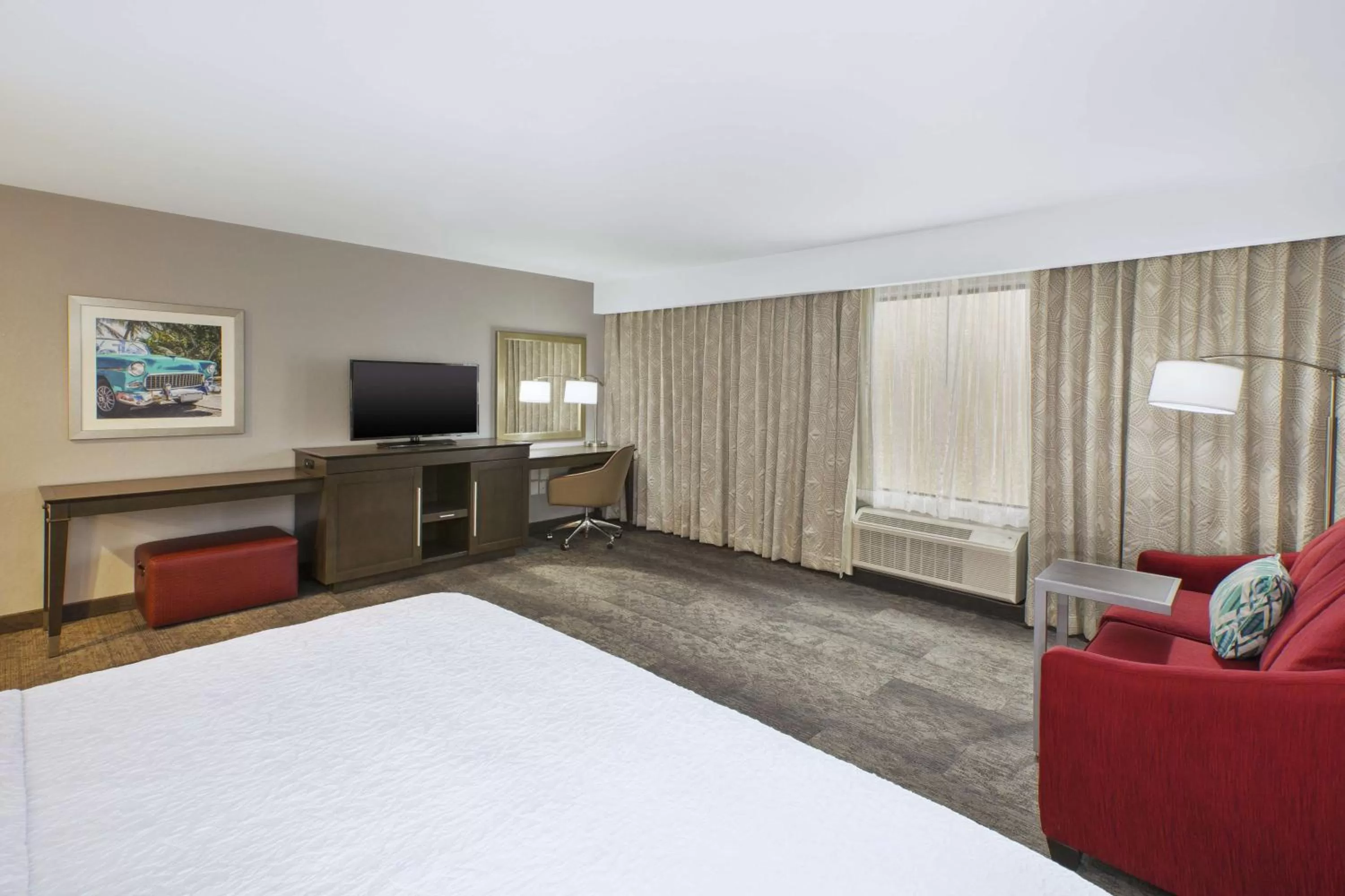 Bedroom, Bed in Hampton Inn by Hilton Detroit Dearborn, MI