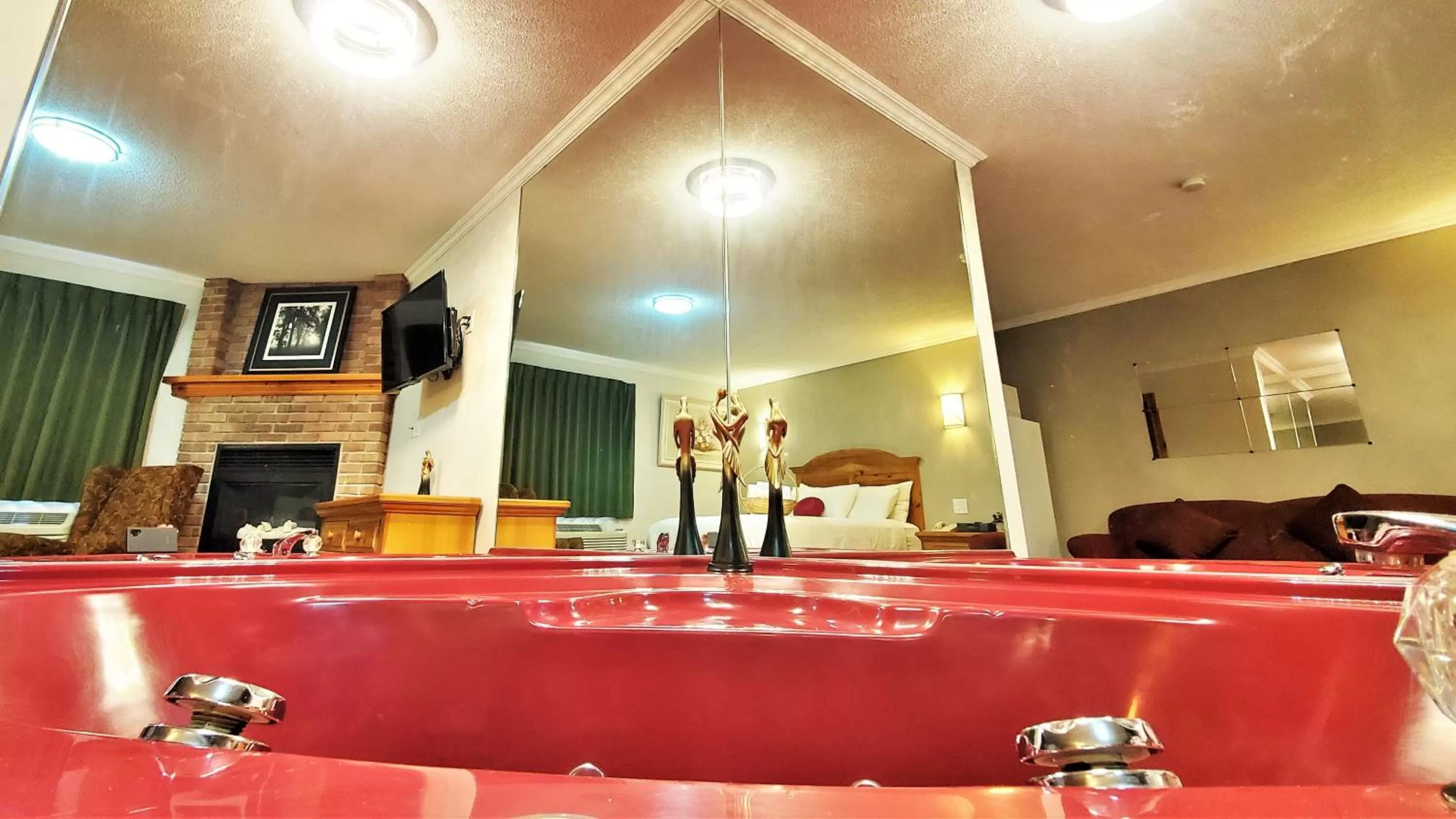 Hot Tub in Knights Inn Colonial Fireside Inn