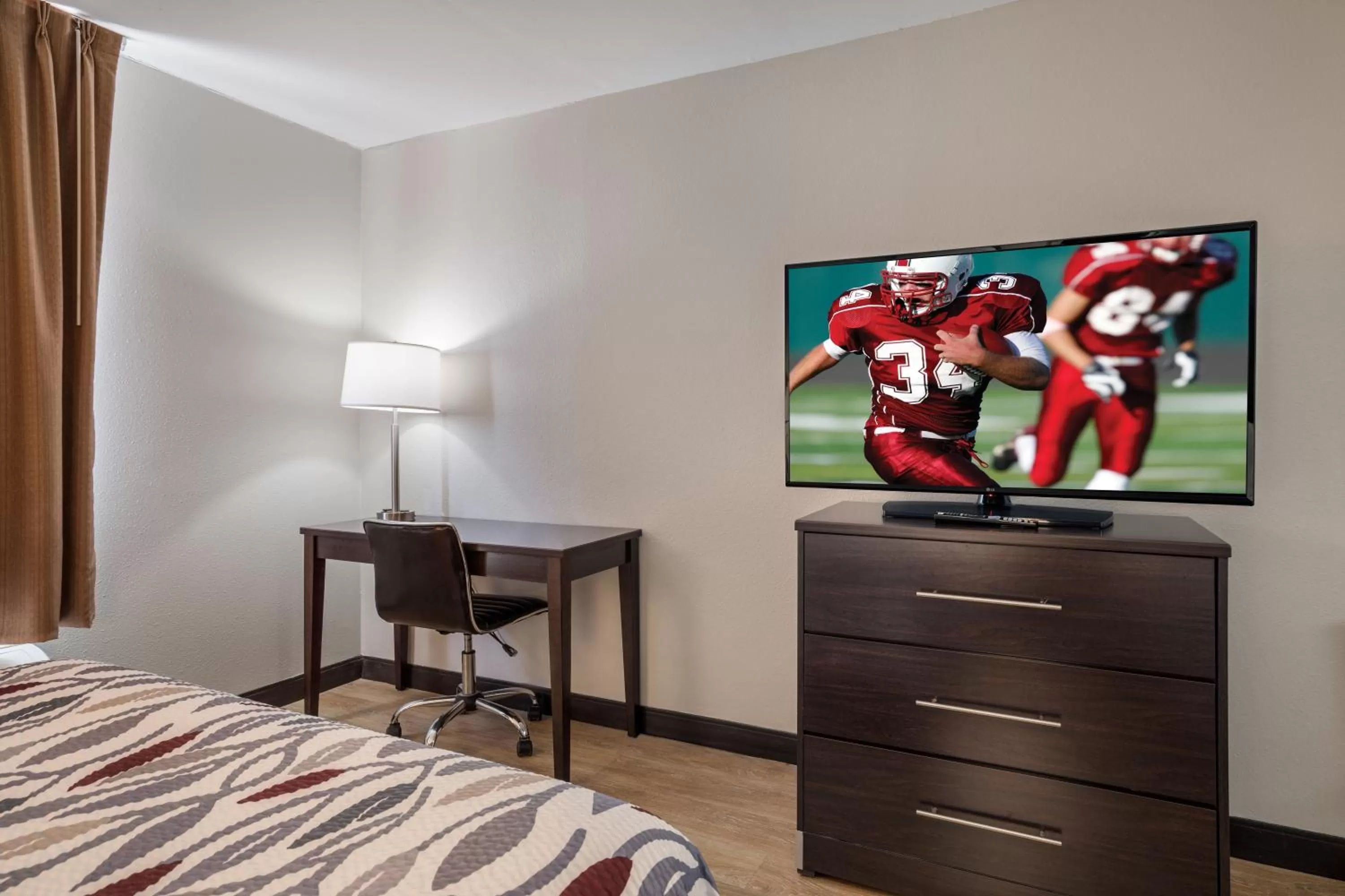 Photo of the whole room, Bed in Red Roof Inn & Suites Jacksonville, NC