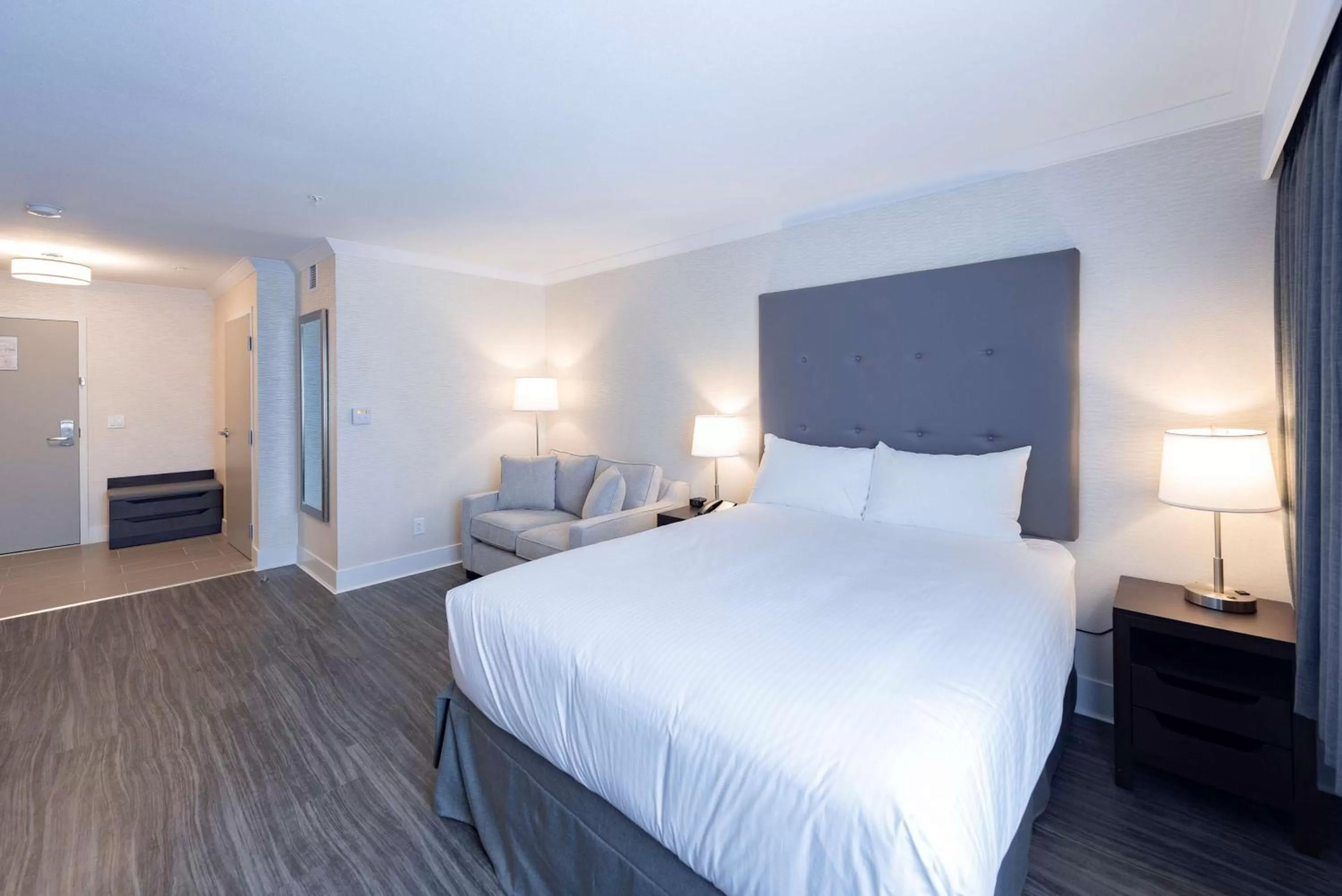 Queen Room with Roll-In Shower - Disability Access in Prestige Treasure Cove Resort, WorldHotels Elite