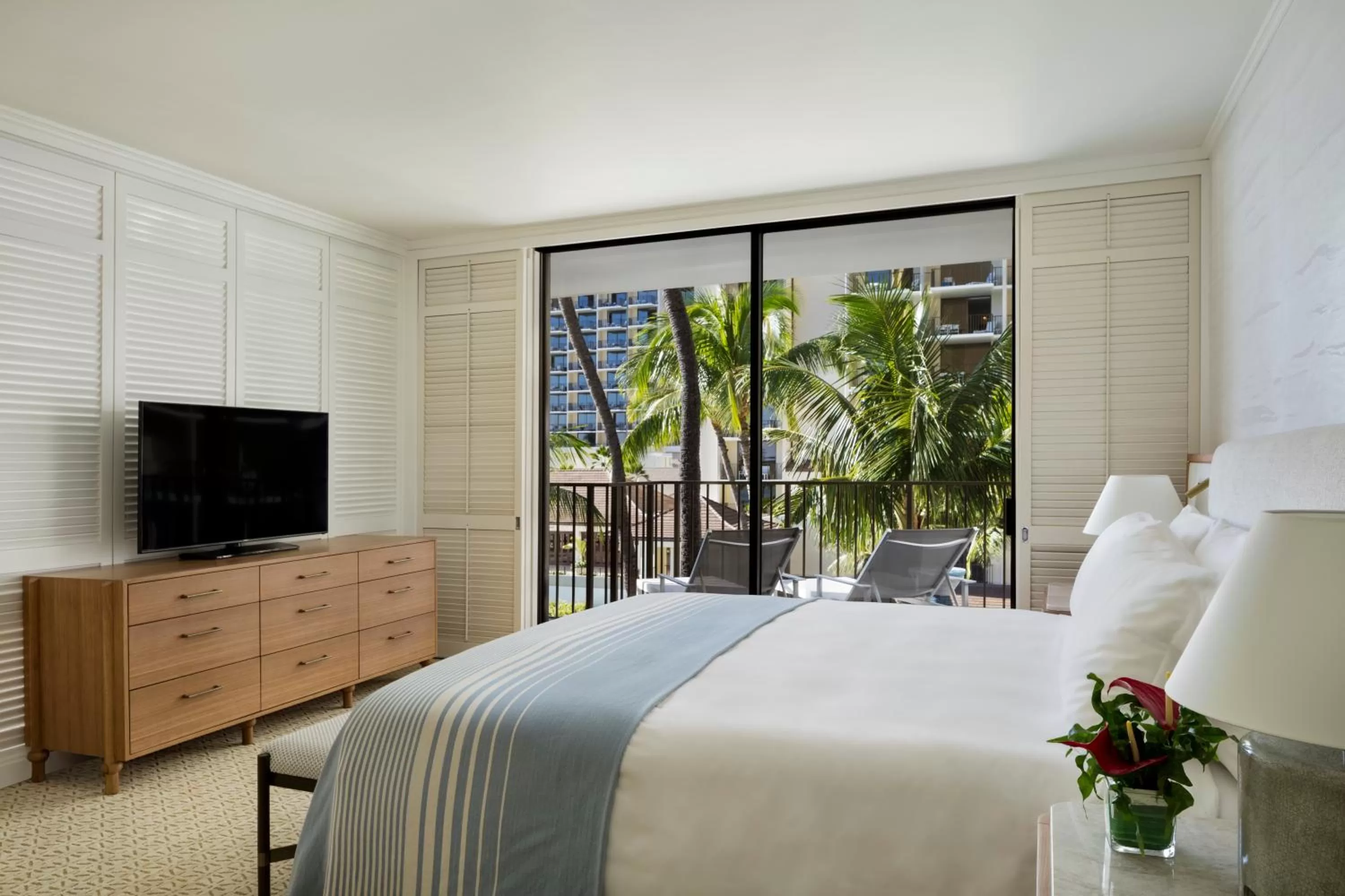 Bed in Halekulani - NO RESORT FEE