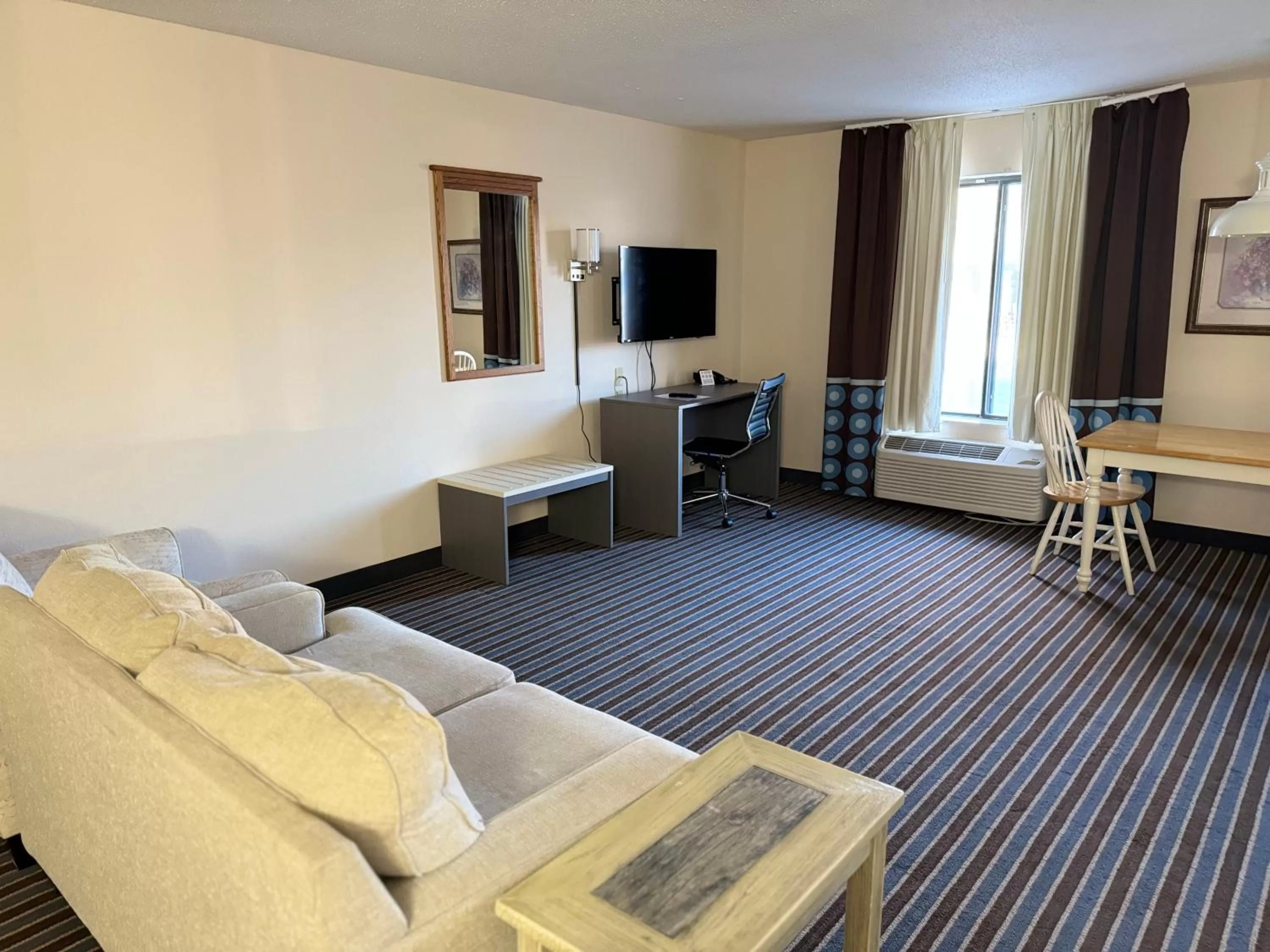 Evening entertainment in Super 8 by Wyndham Columbia Clark Lane