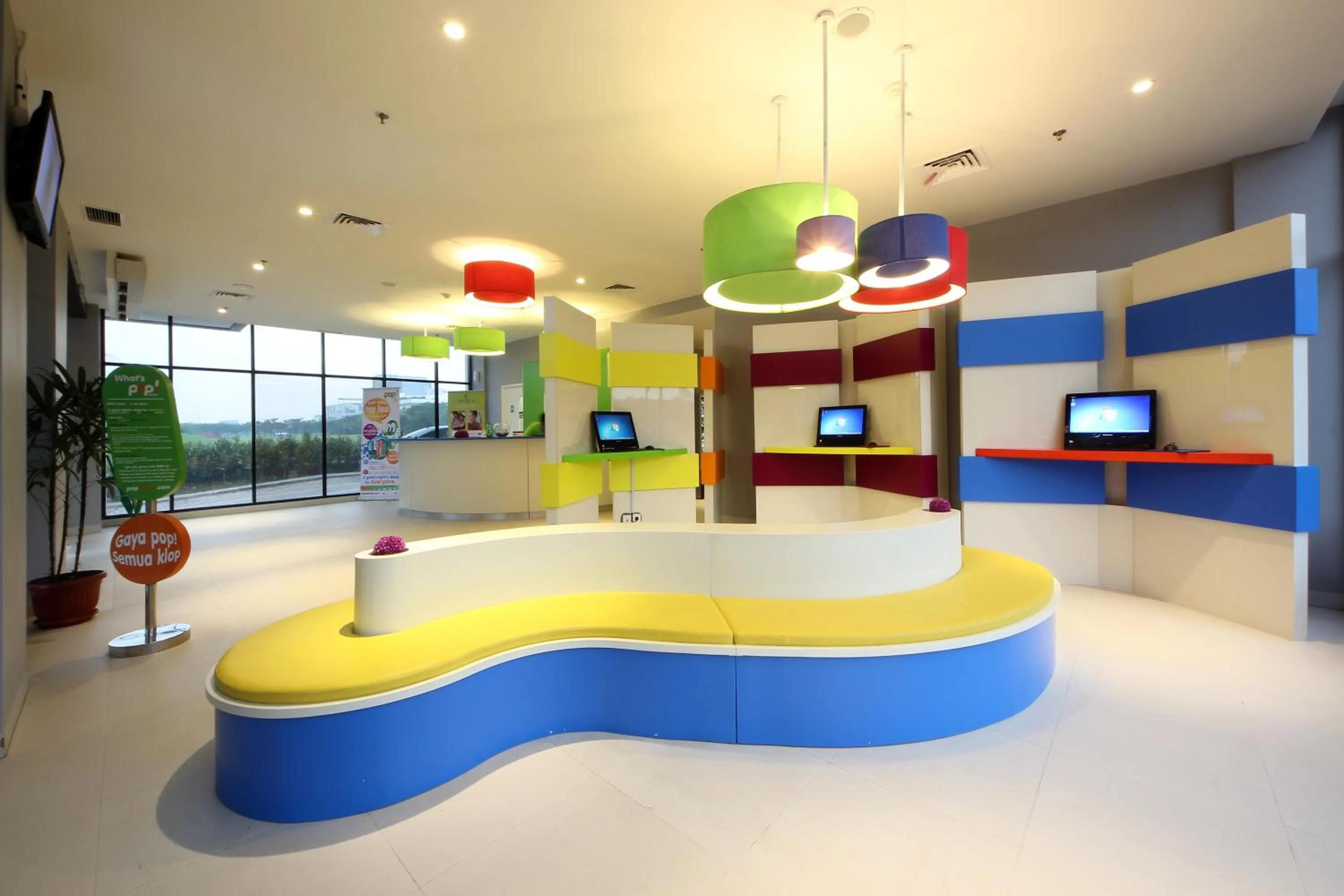 Lobby or reception in POP! Hotel BSD City Tangerang