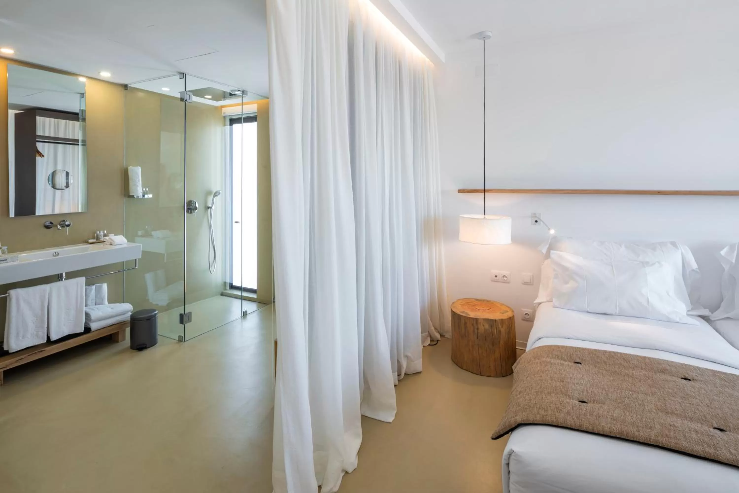 Bathroom, Bed in Lagos Avenida Hotel