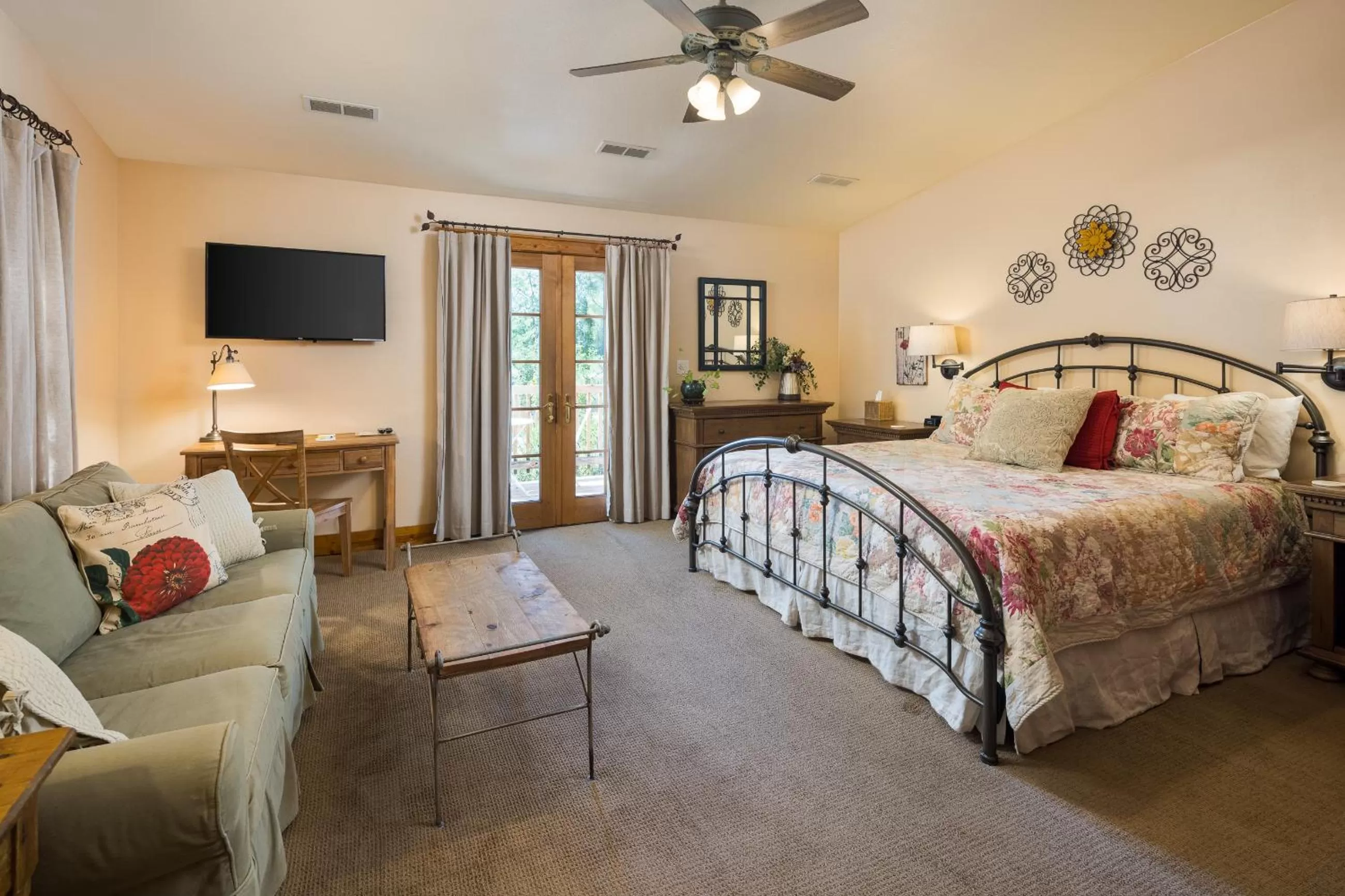 Bedroom, Bed in Sunflower Hill Inn