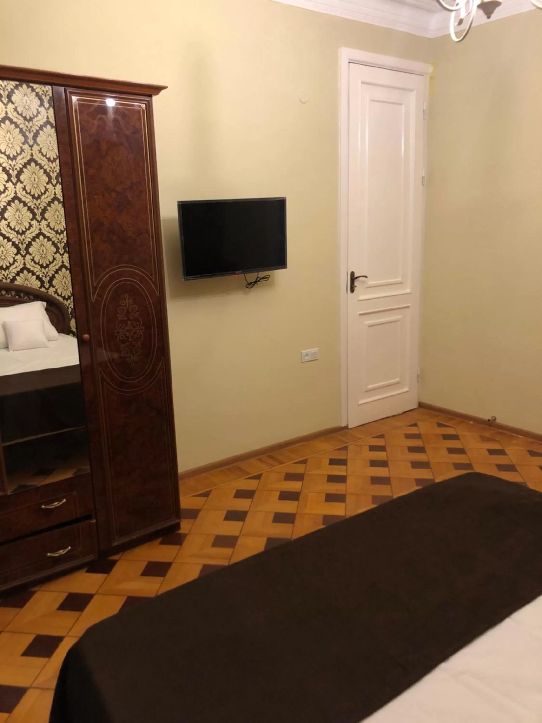 TV/Entertainment Center in Elross Hotel