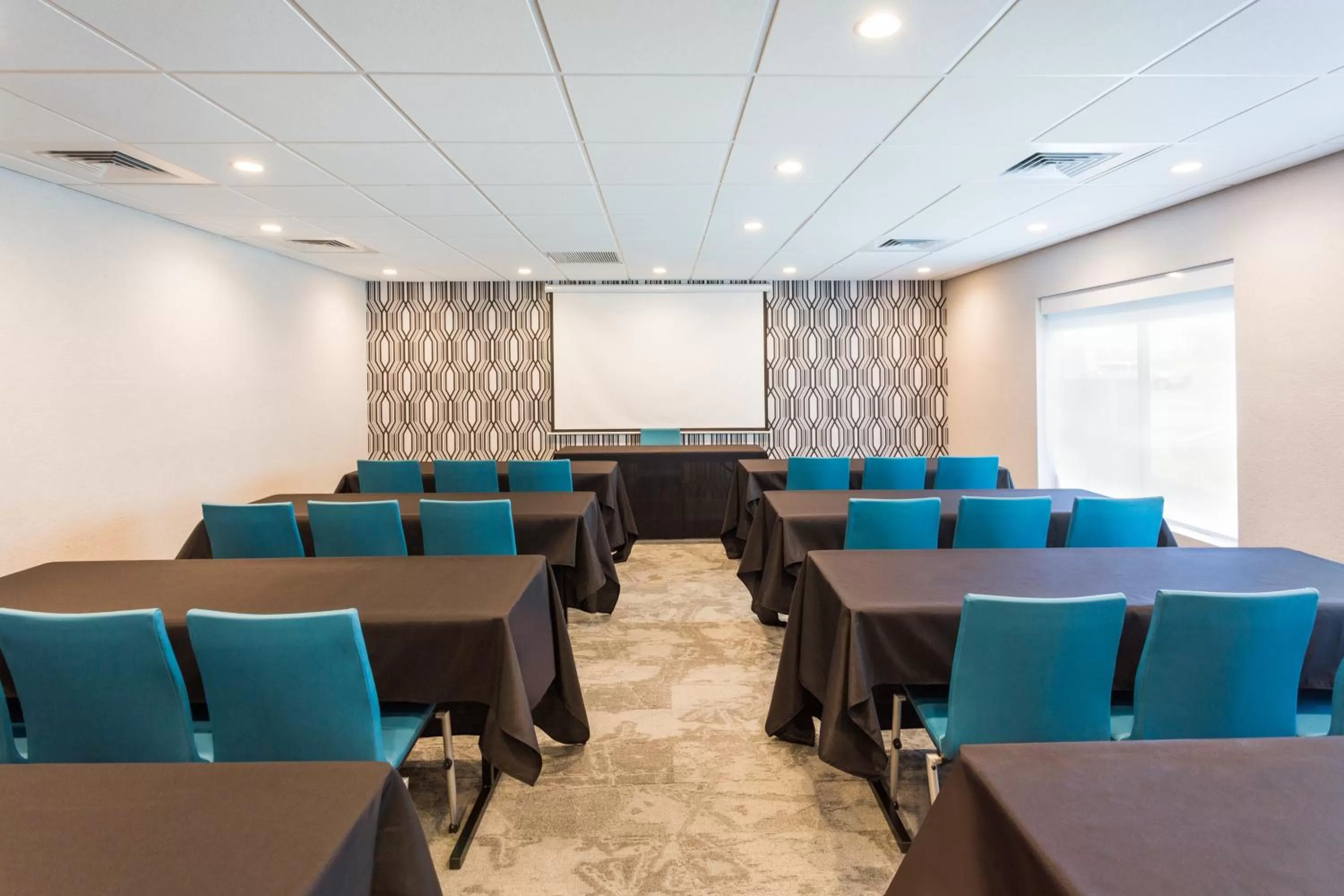 Meeting/conference room in Holiday Inn Express - Lorton by IHG