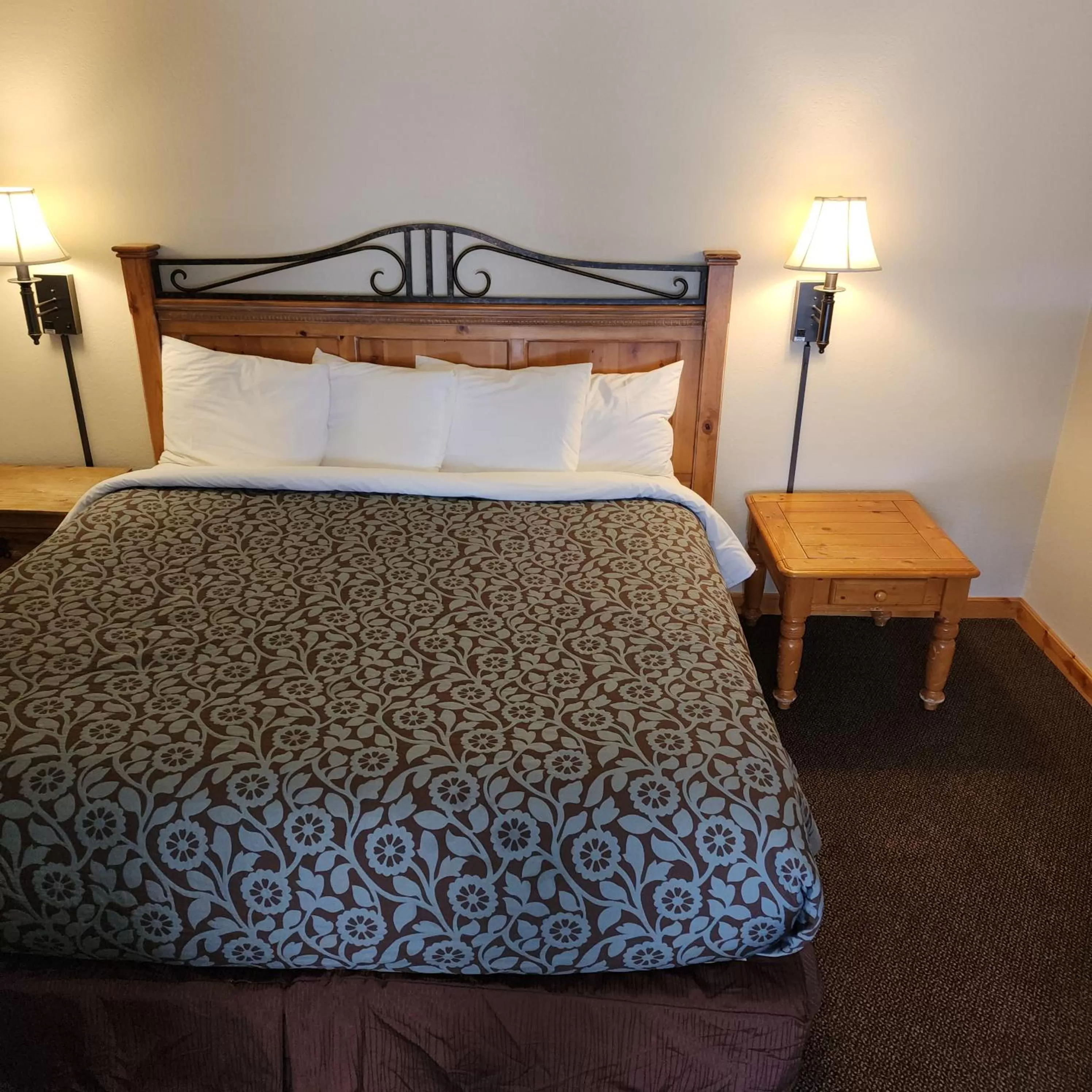 Bedroom in Canyon Motel near Rocky Mountain National Park