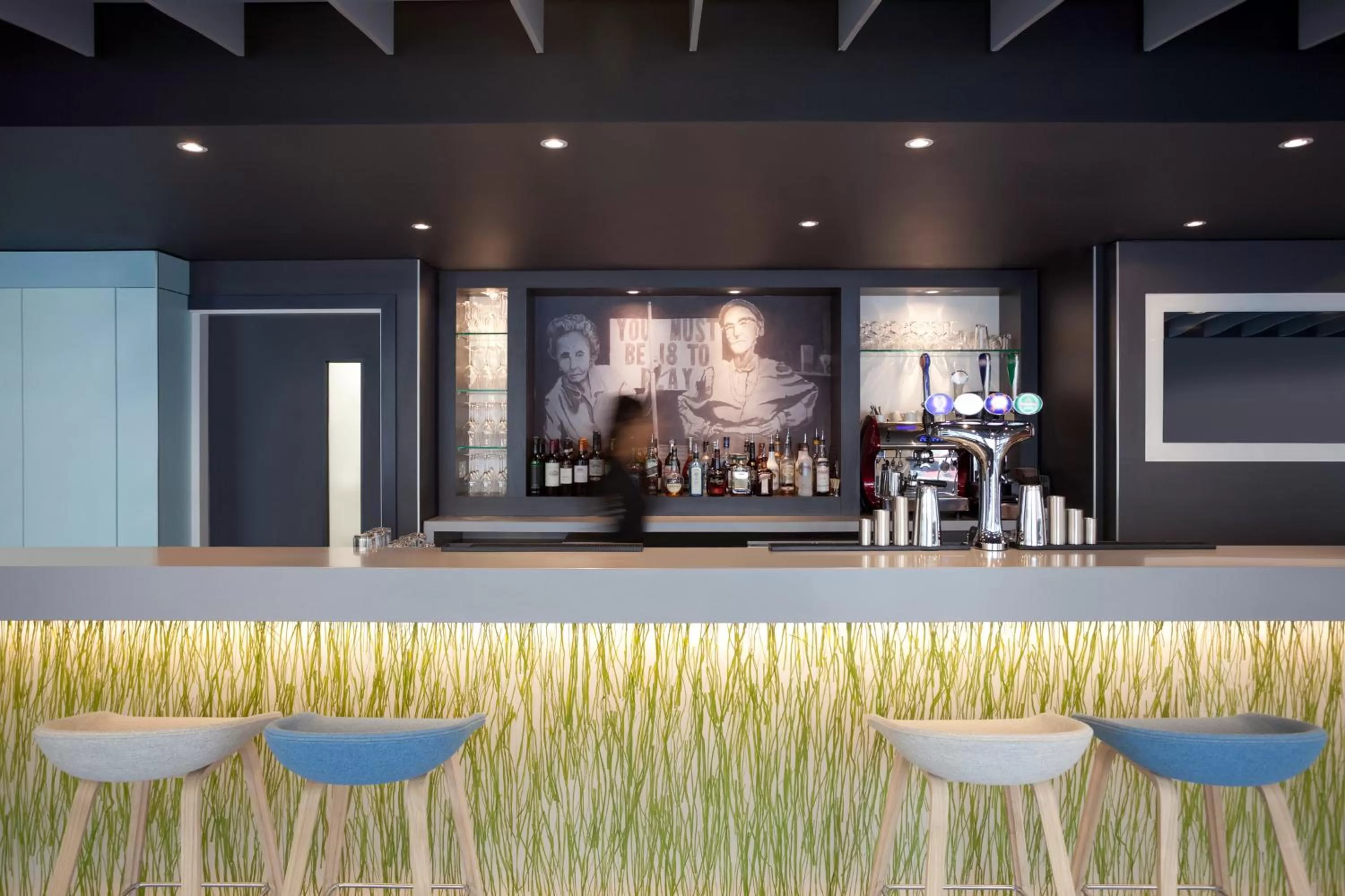 Lounge or bar in ibis Brighton City Centre - Station