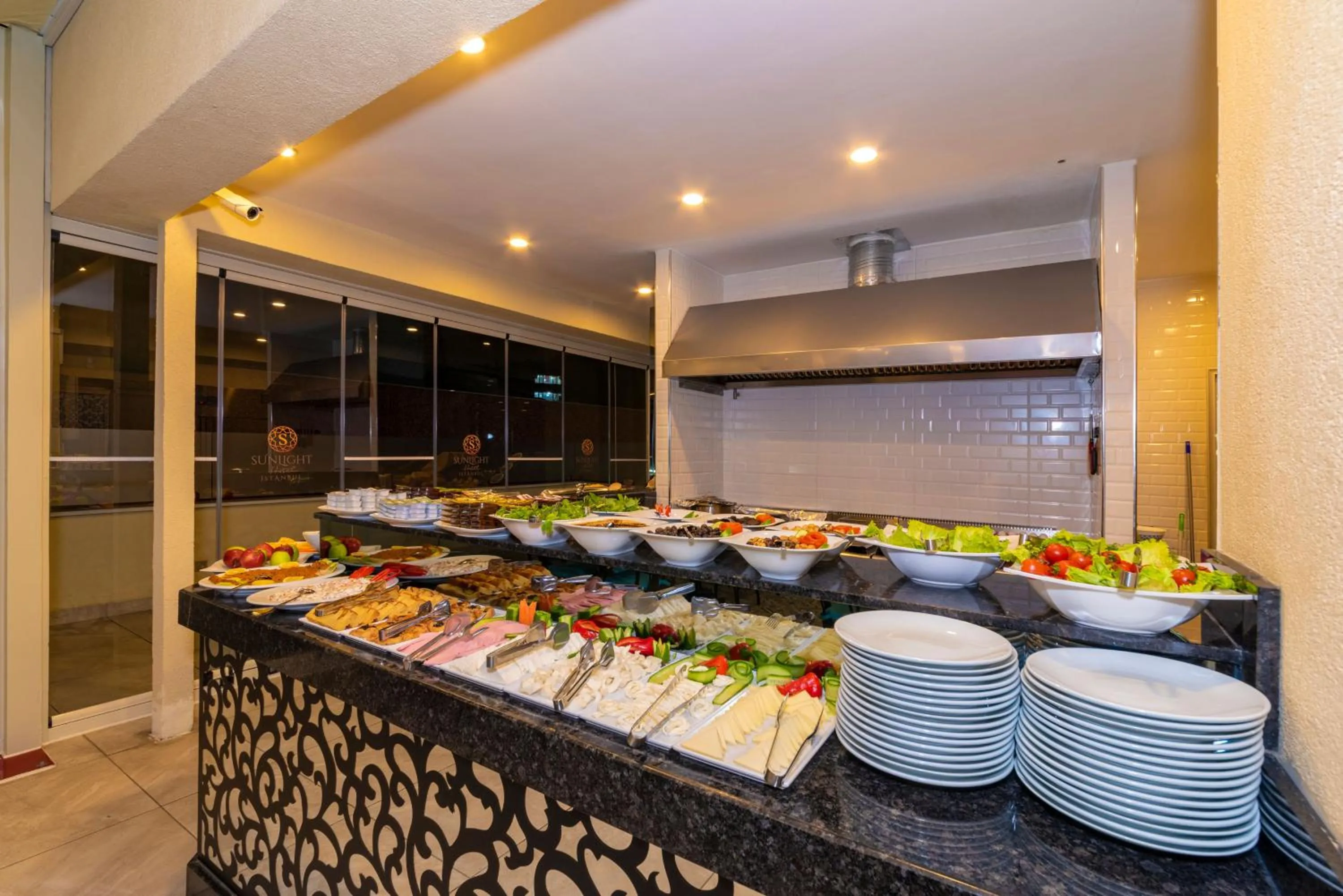 Restaurant/places to eat in Sunlight Hotel