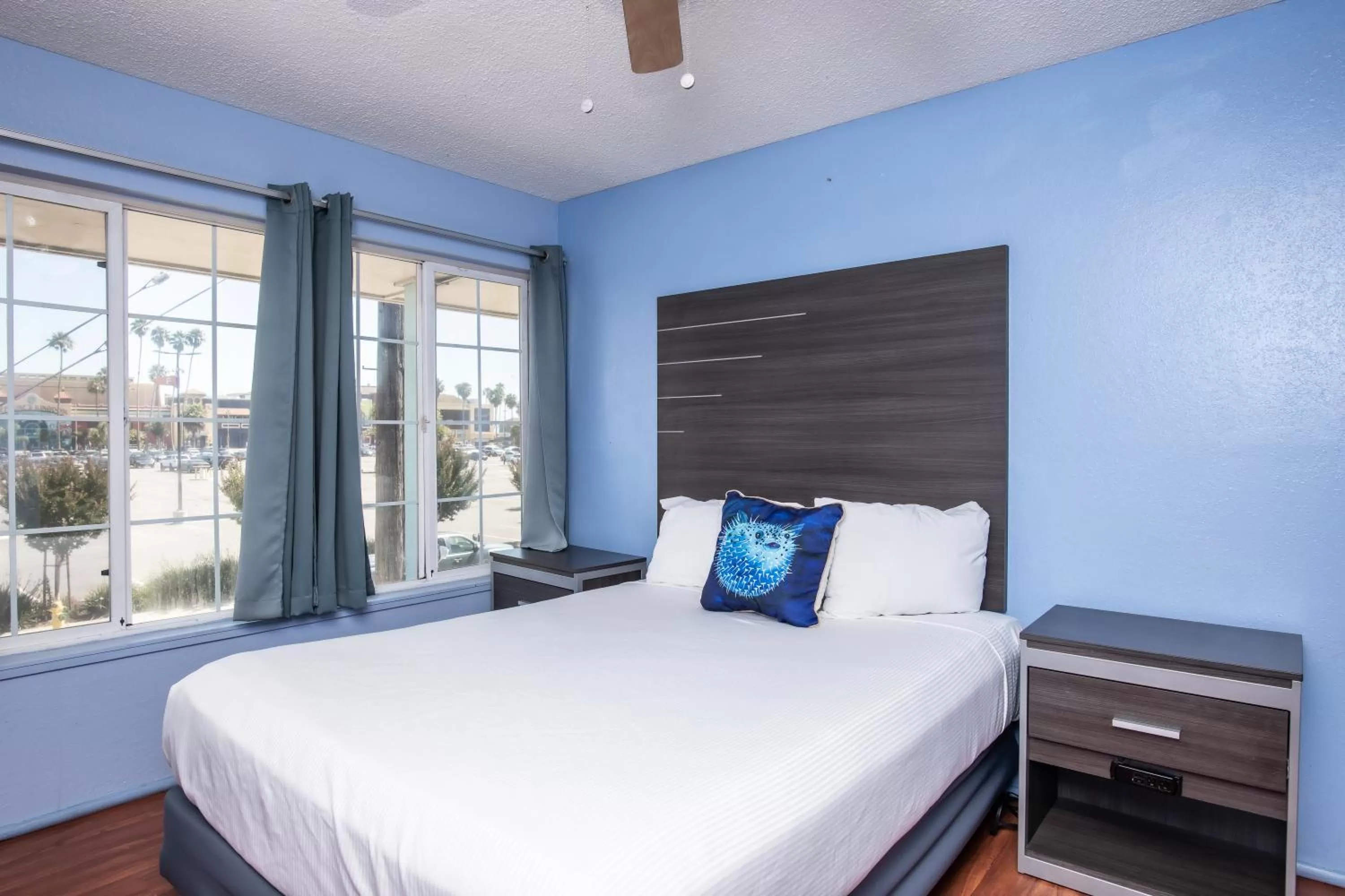 Bed in Aqua Breeze Inn