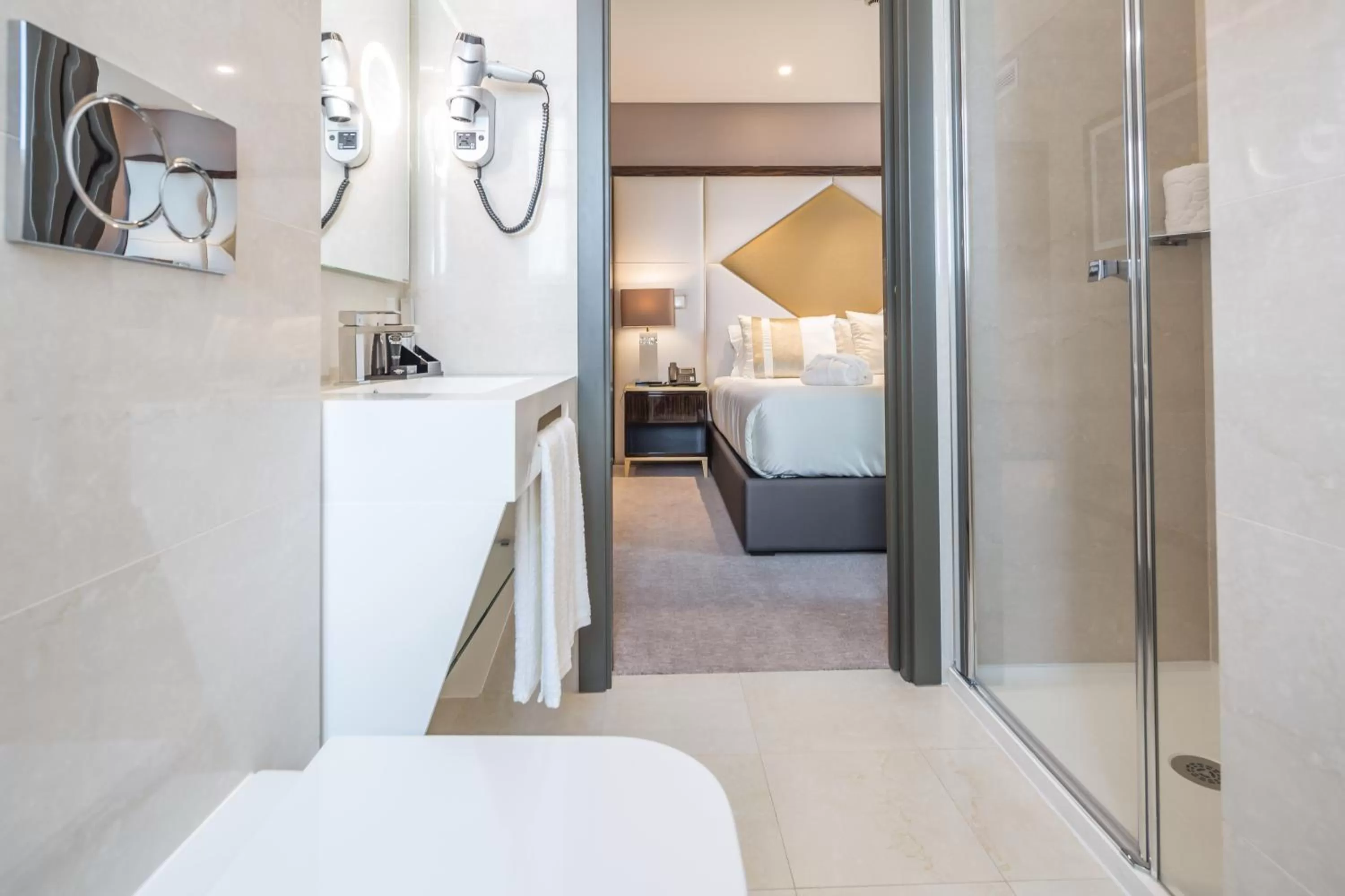 Toilet, Bed in Hotel MeraPrime Gold Lisboa