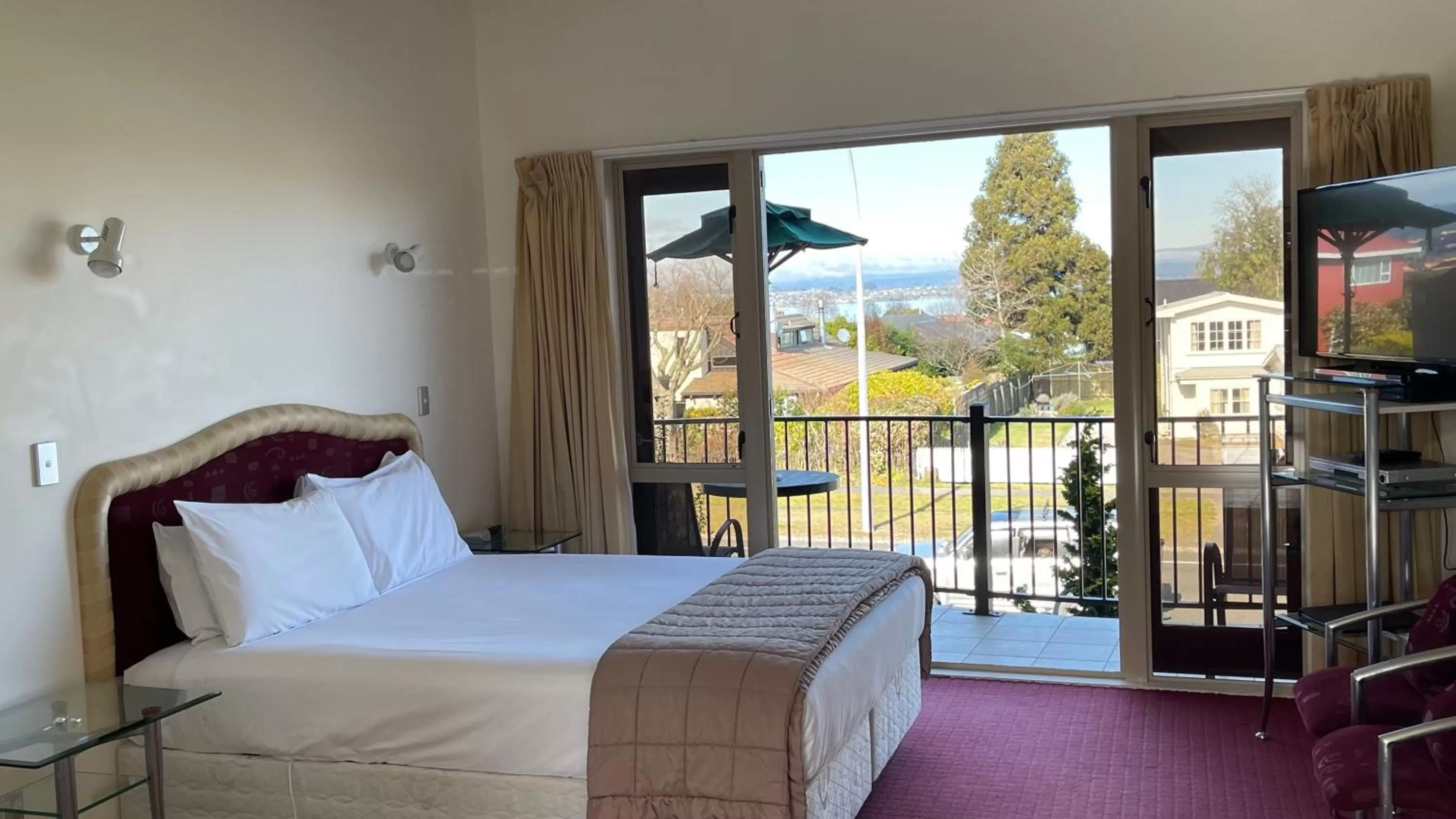 Bed in Chantillys Motor Lodge