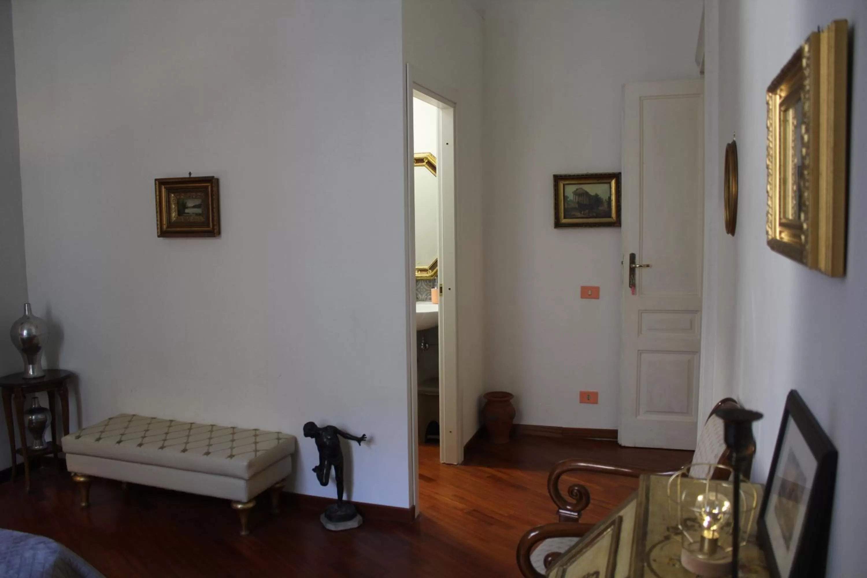 Photo of the whole room, Seating Area in RealPartenope B&B 284